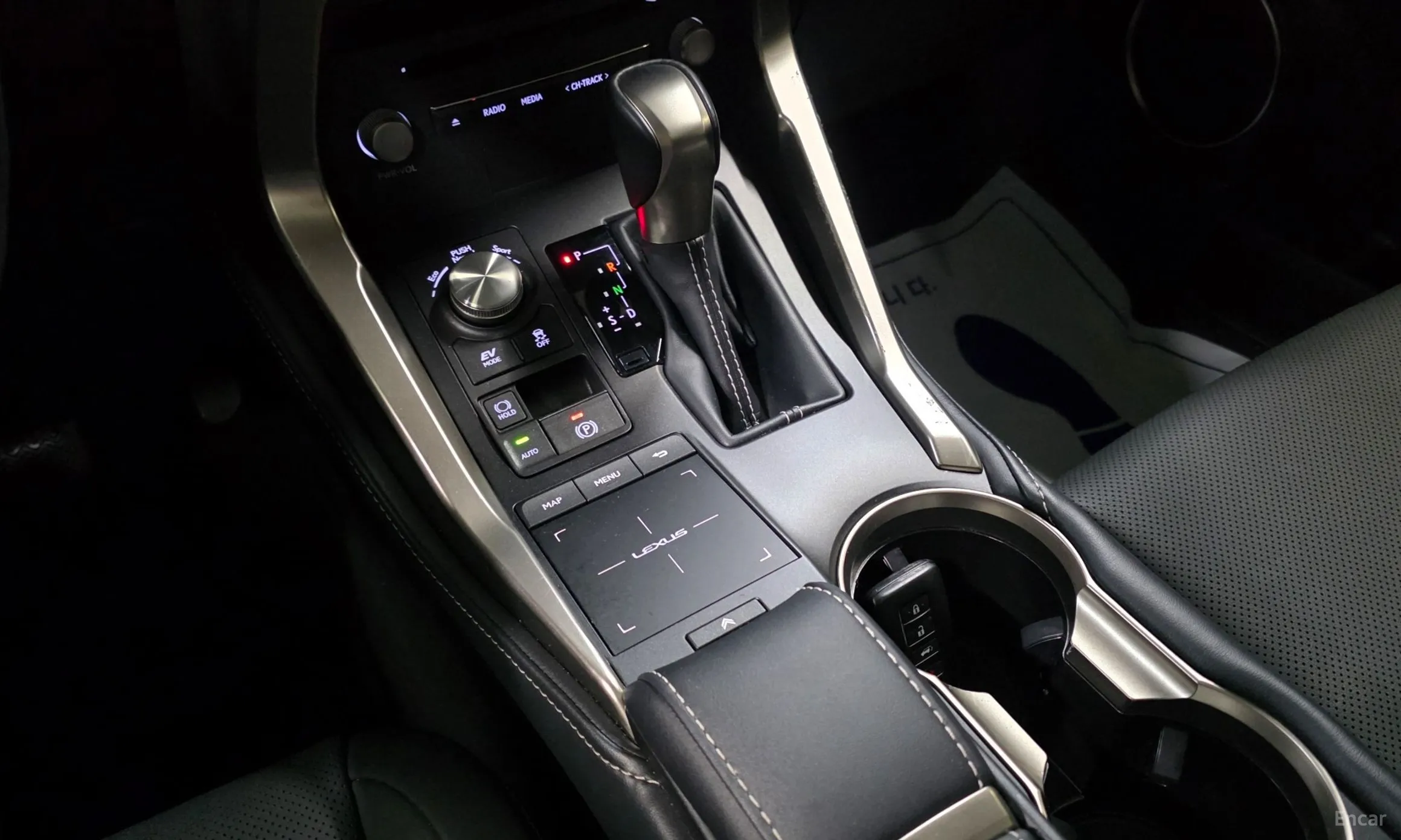 Lexus NX300h превью 15