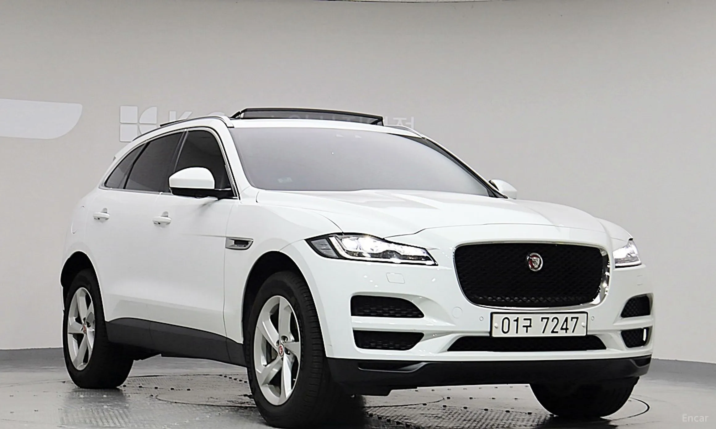 Jaguar F-PACE превью 3