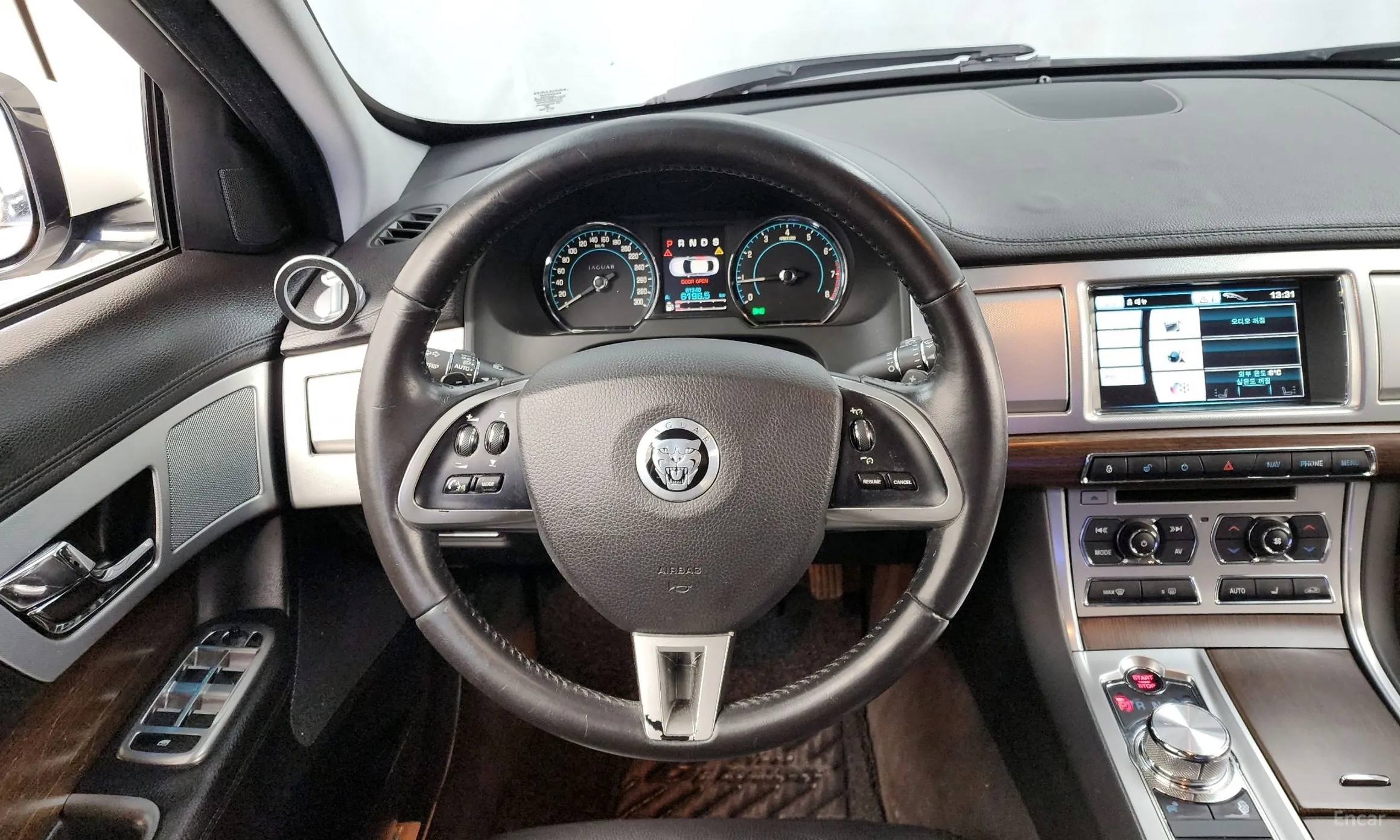 Jaguar New XF превью 13