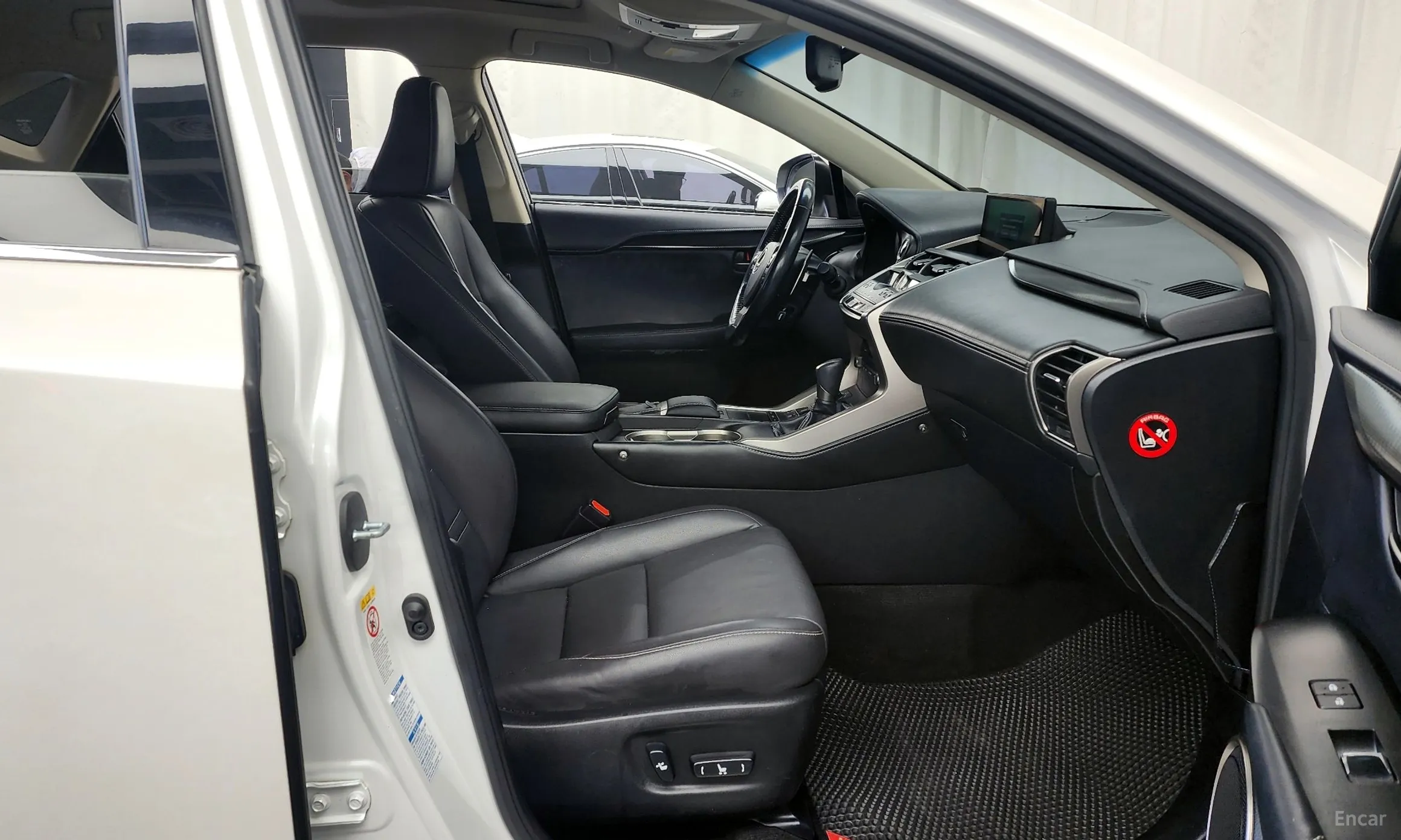 Lexus NX300h превью 11