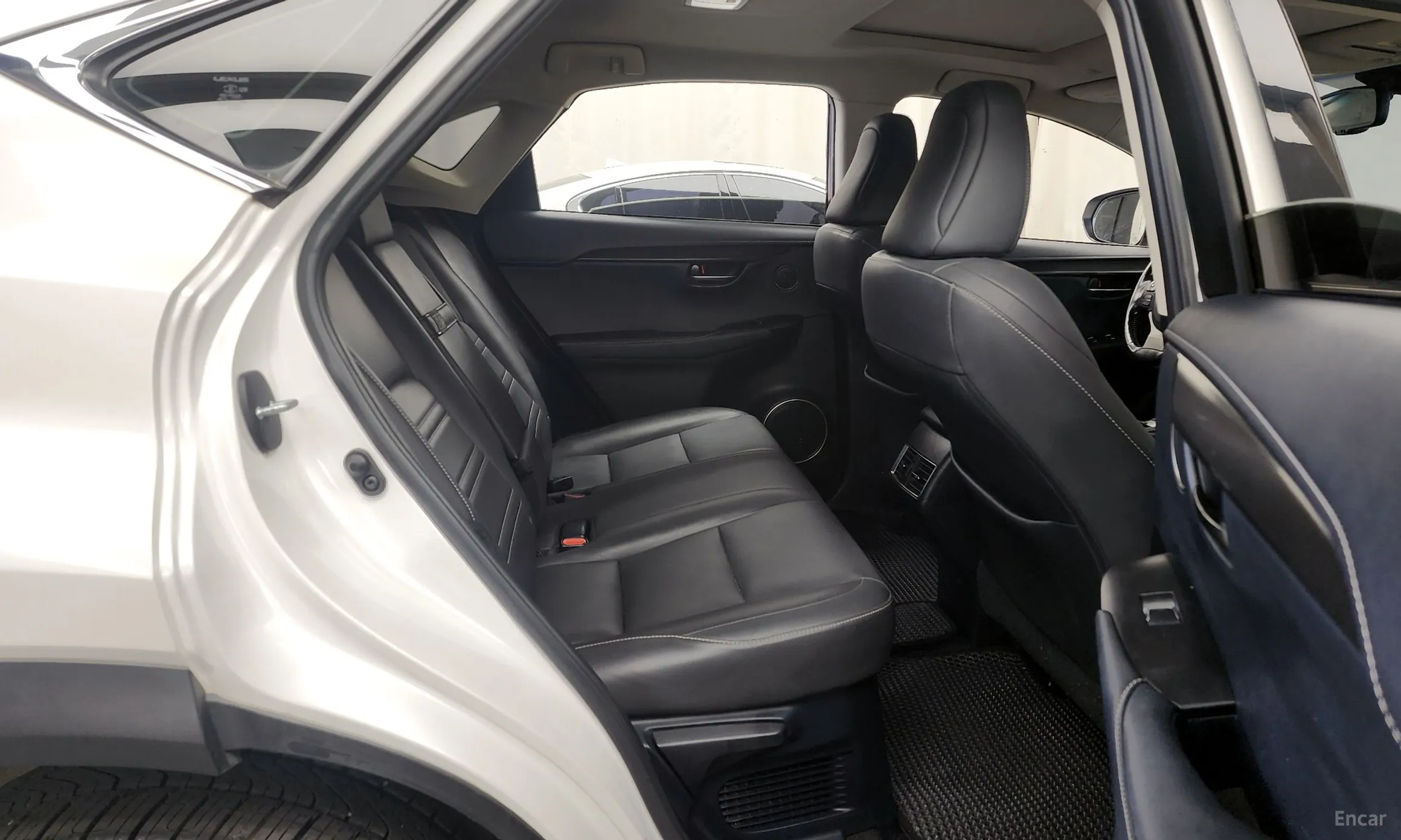 Lexus NX300h превью 12