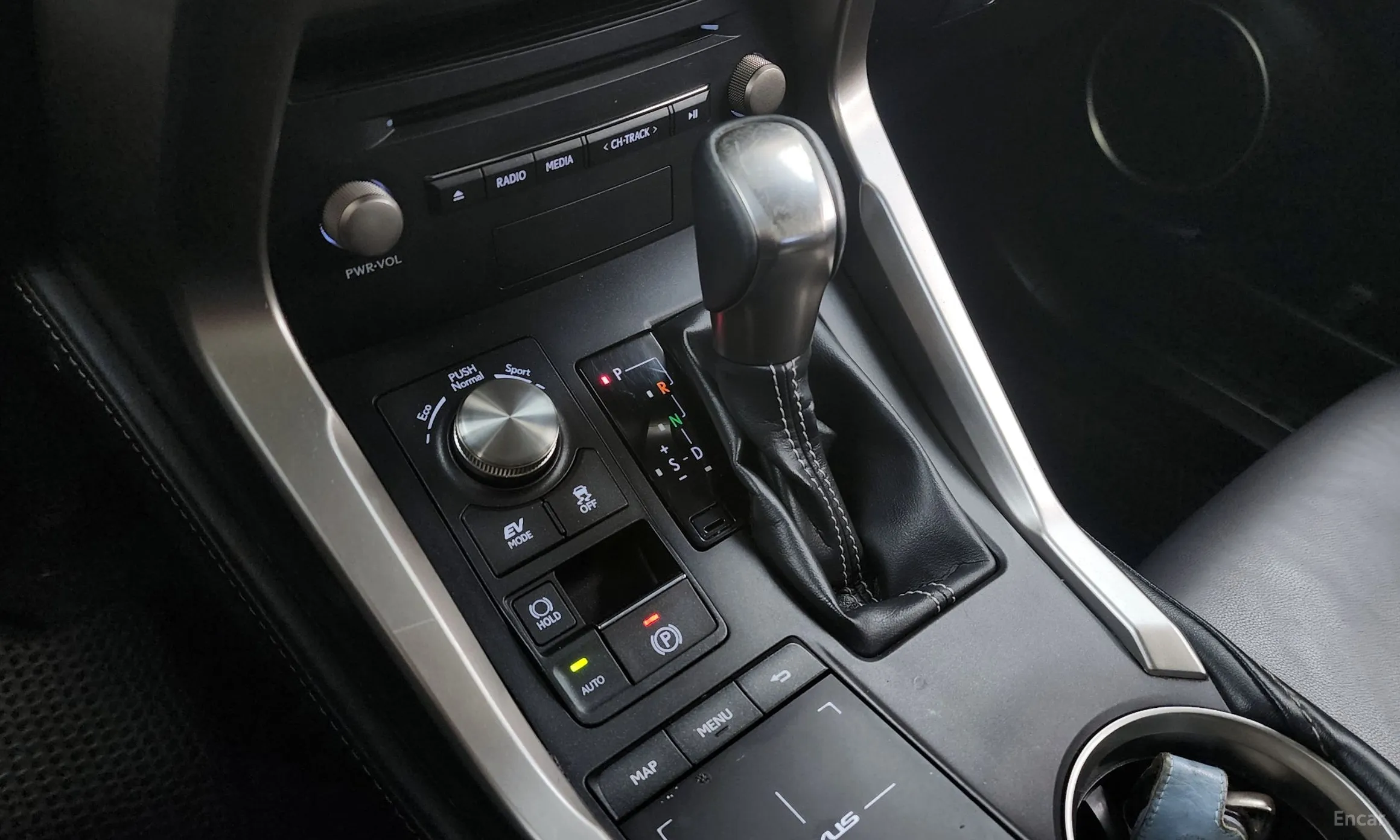Lexus NX300h превью 9