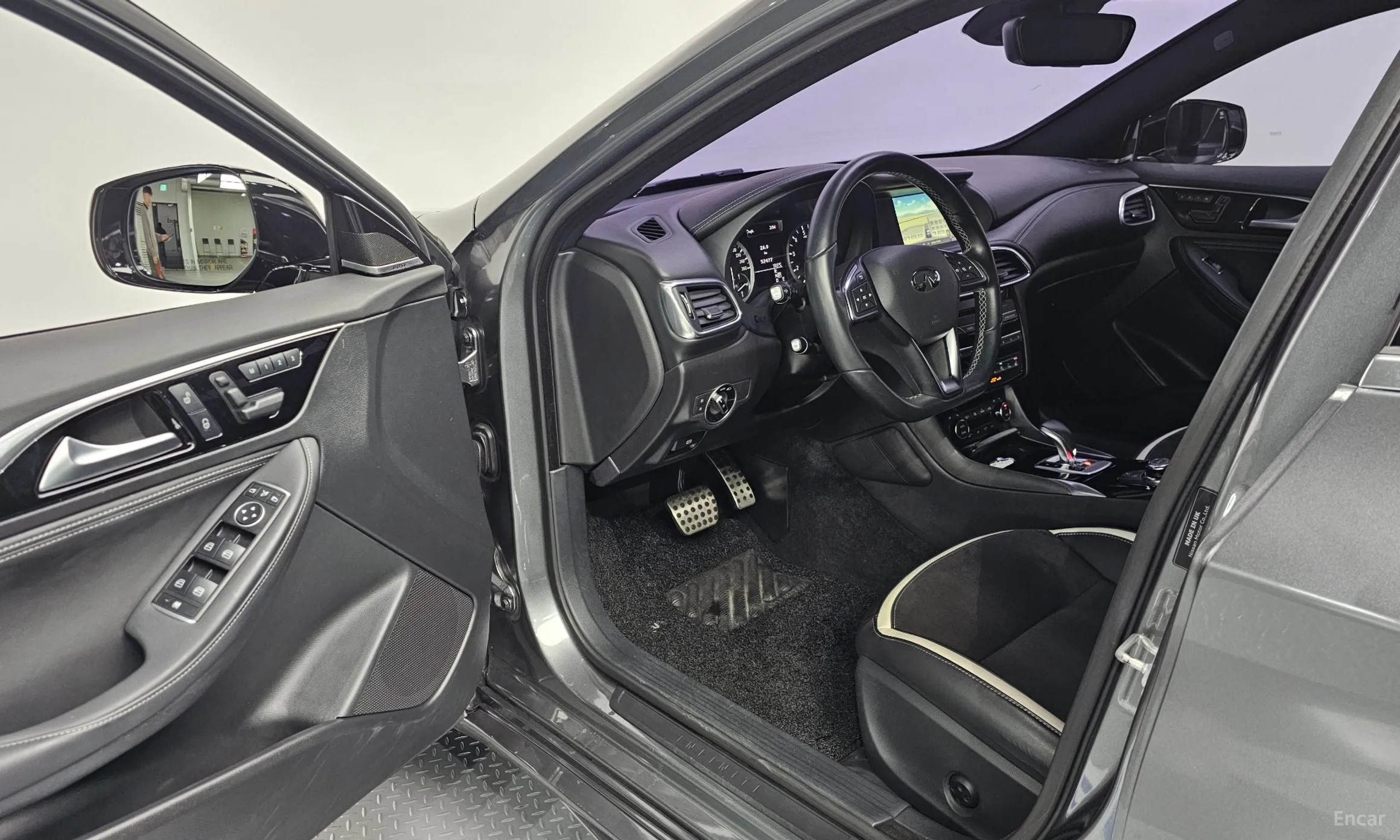 Infiniti Q30 превью 10