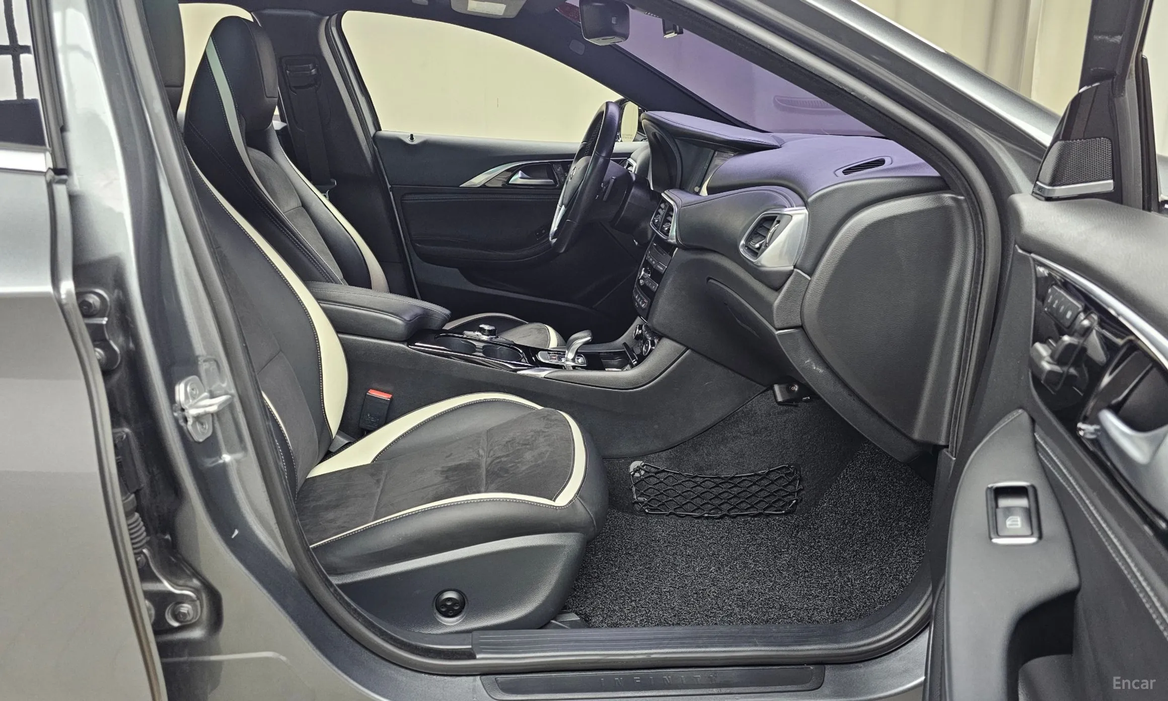 Infiniti Q30 превью 11
