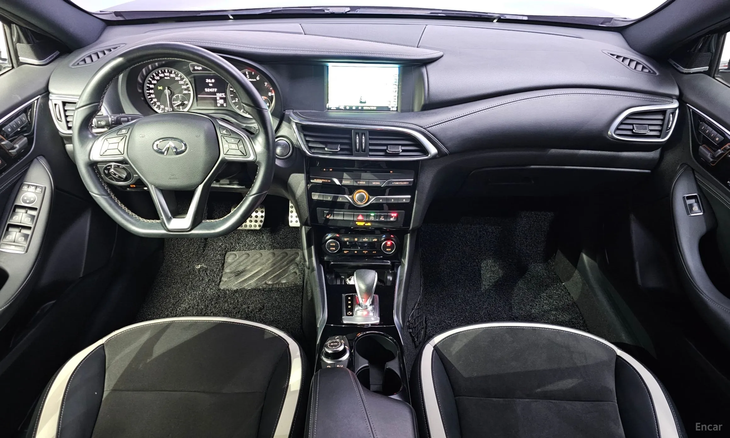 Infiniti Q30 превью 7