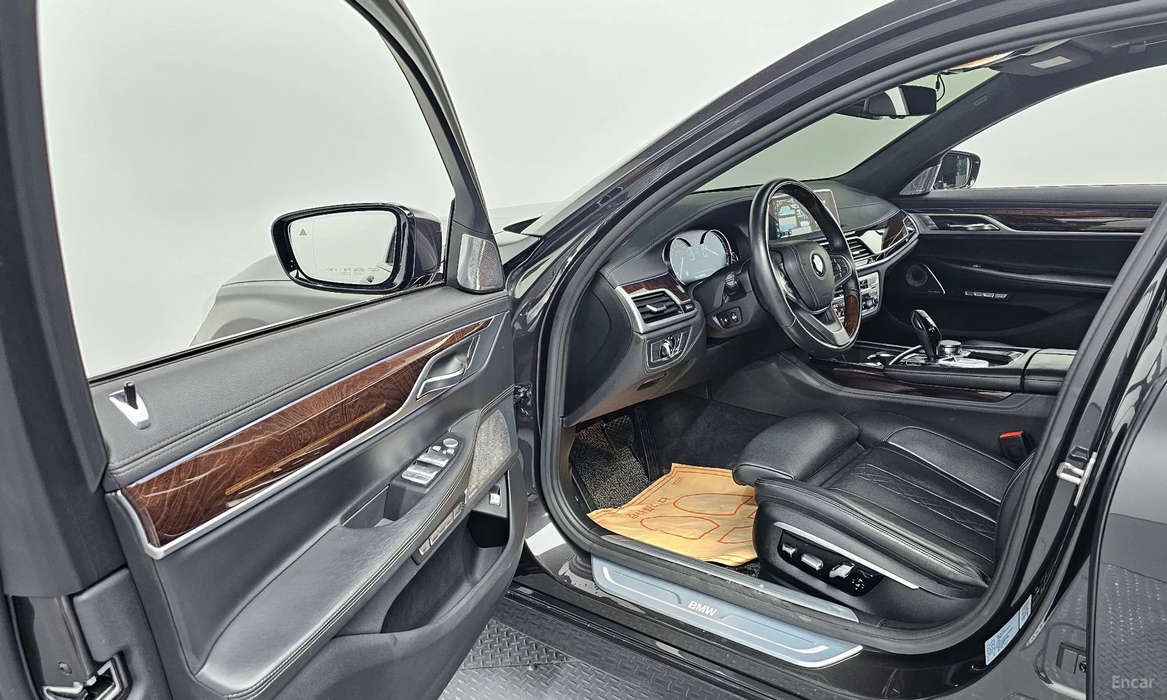 BMW 7 Series (G11) превью 10
