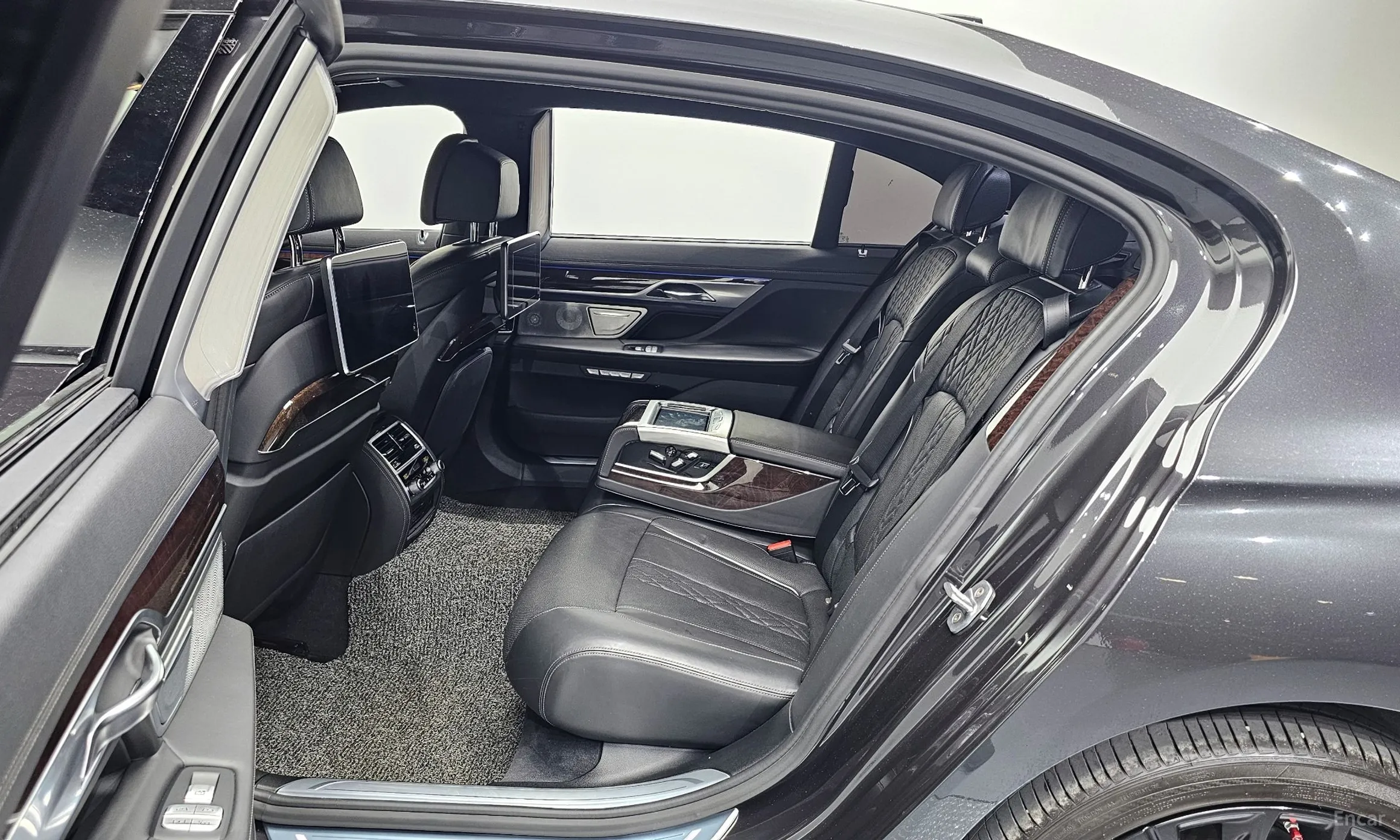 BMW 7 Series (G11) превью 11