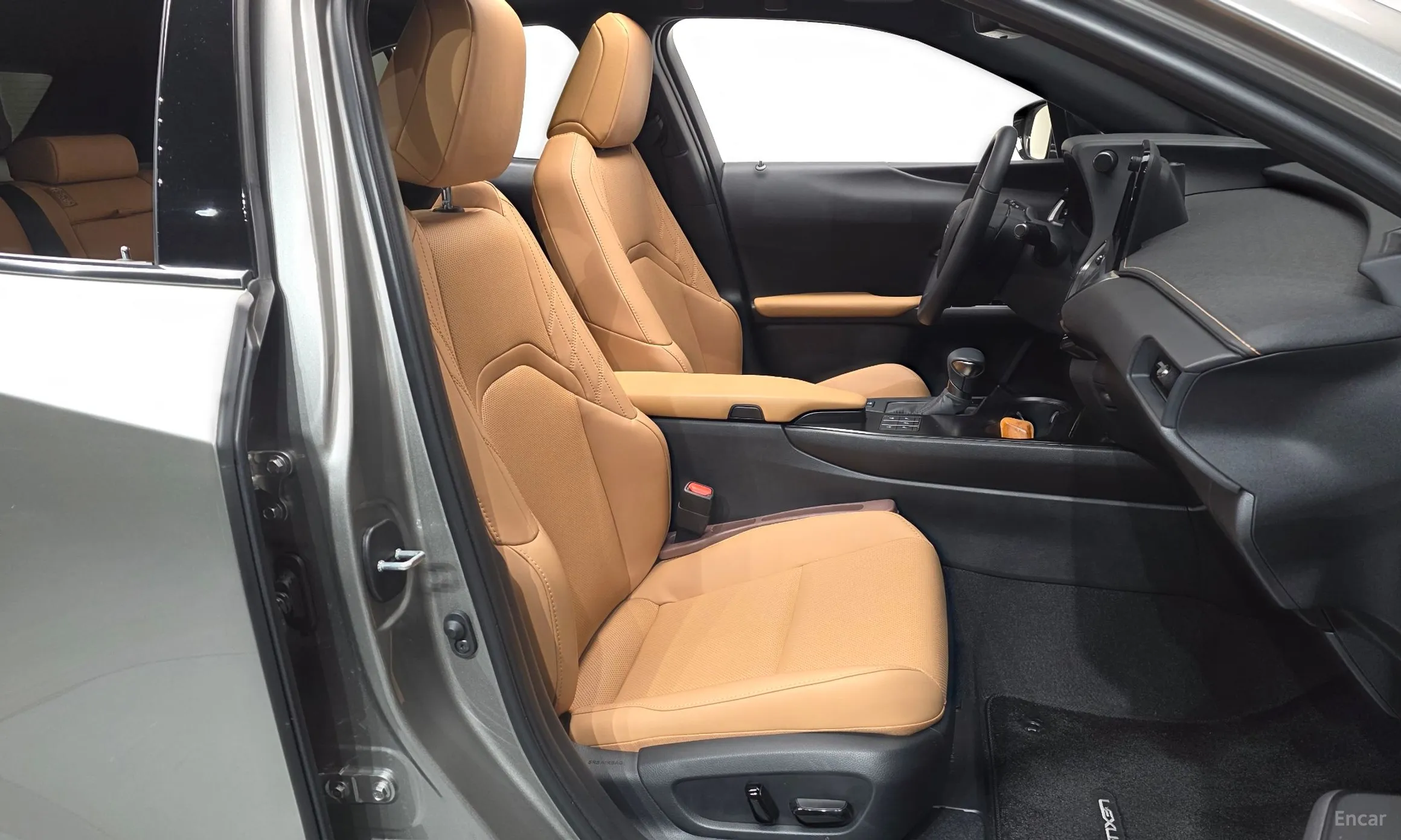 Lexus UX250h превью 10