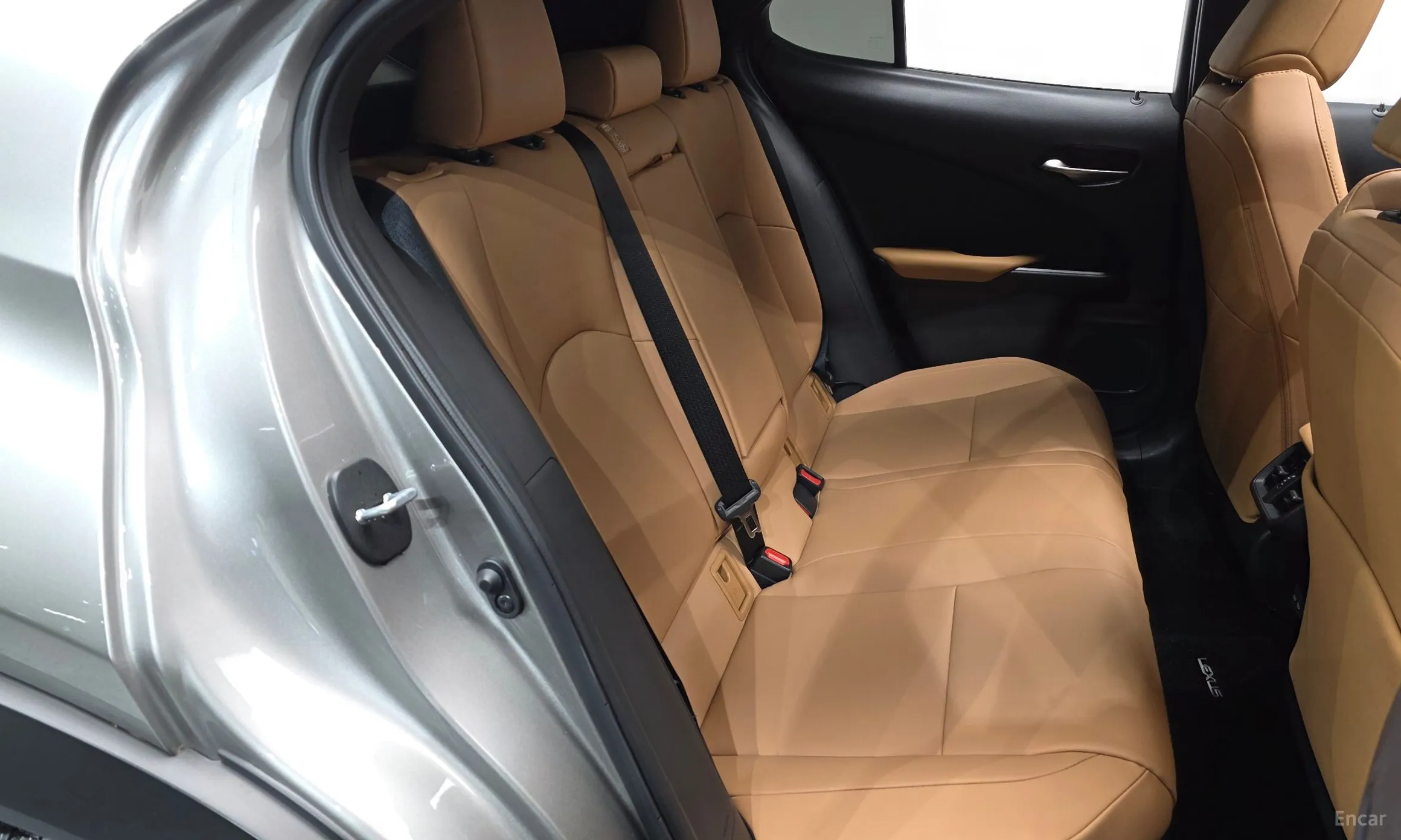 Lexus UX250h превью 11