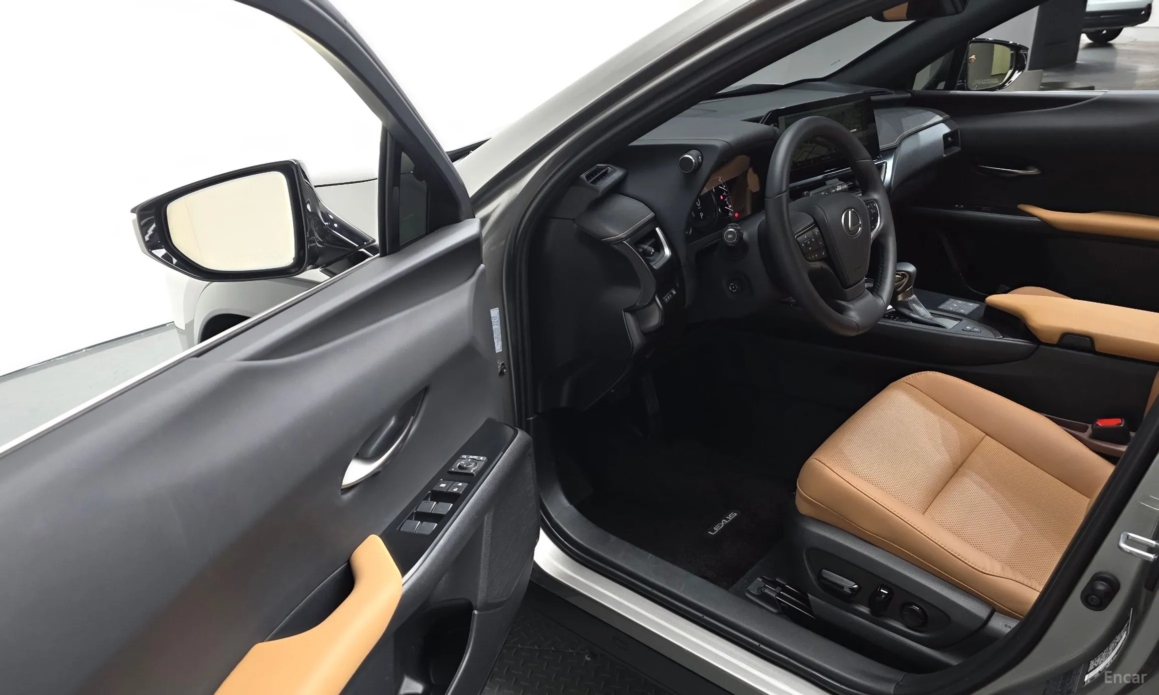 Lexus UX250h превью 12