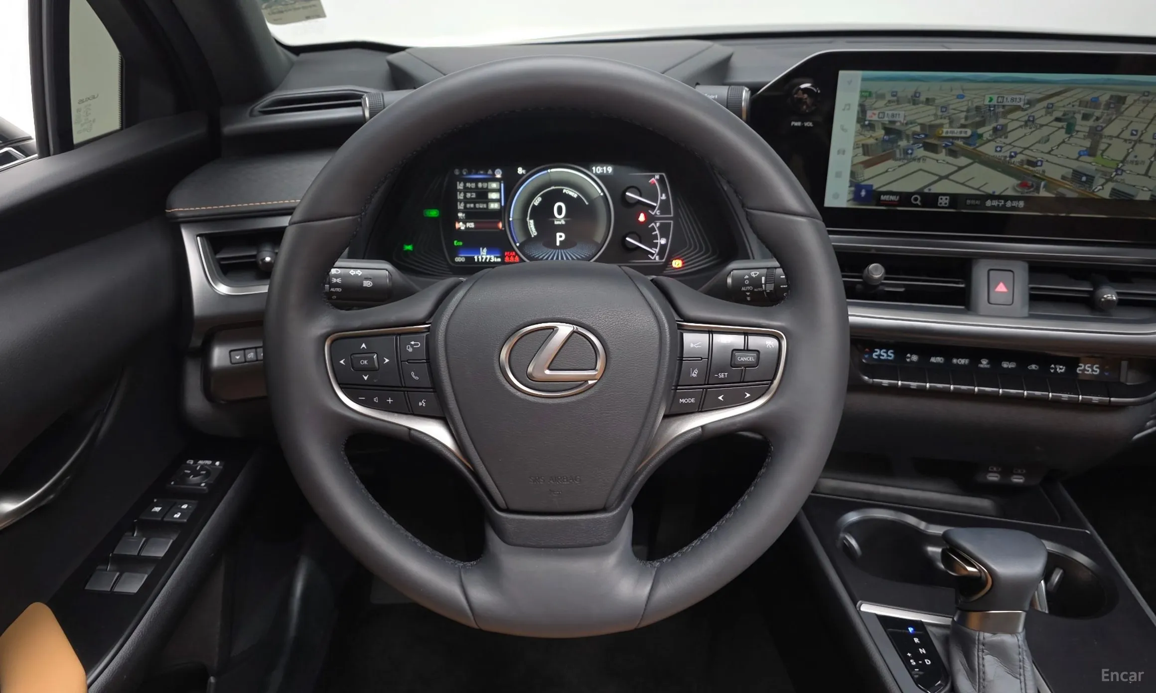 Lexus UX250h превью 13