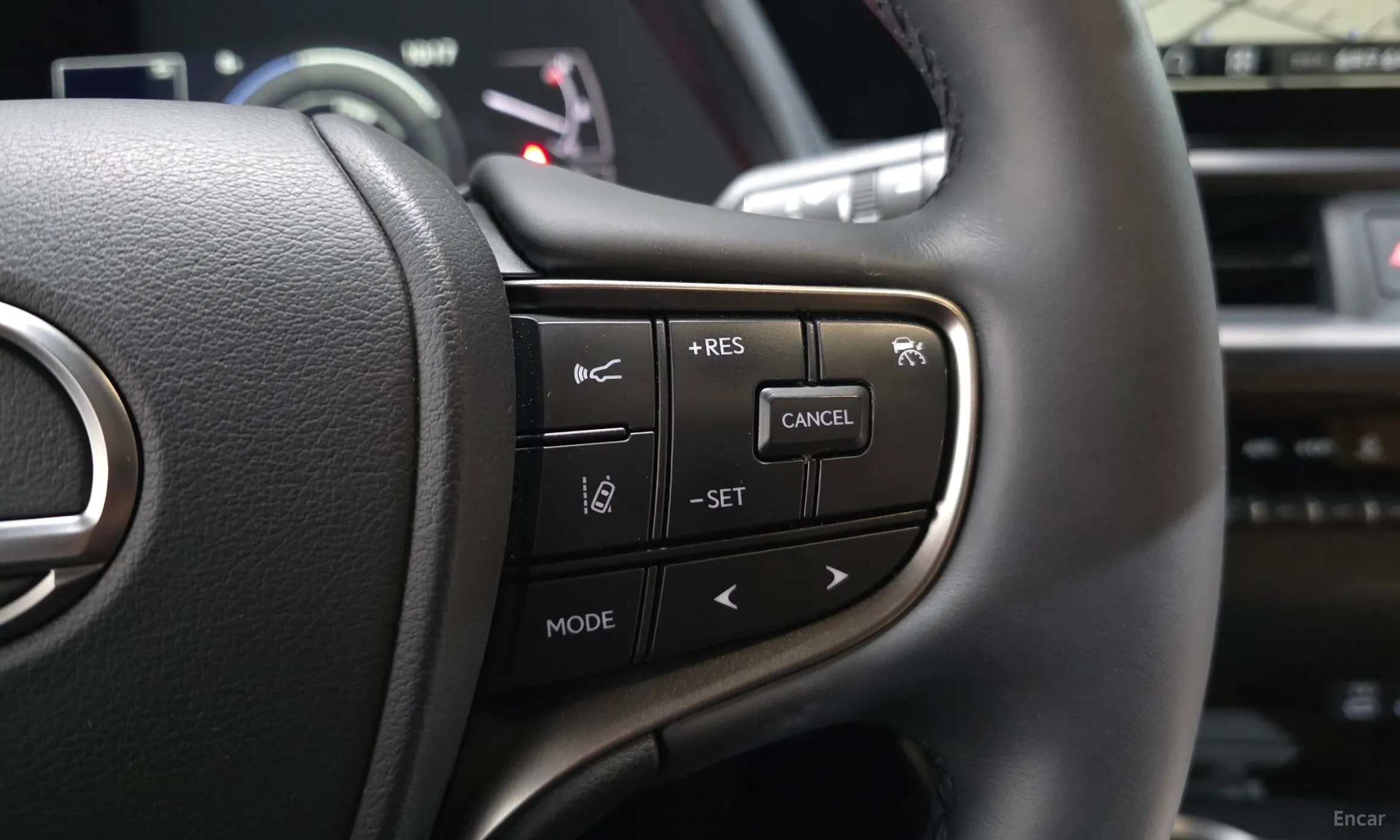 Lexus UX250h превью 14