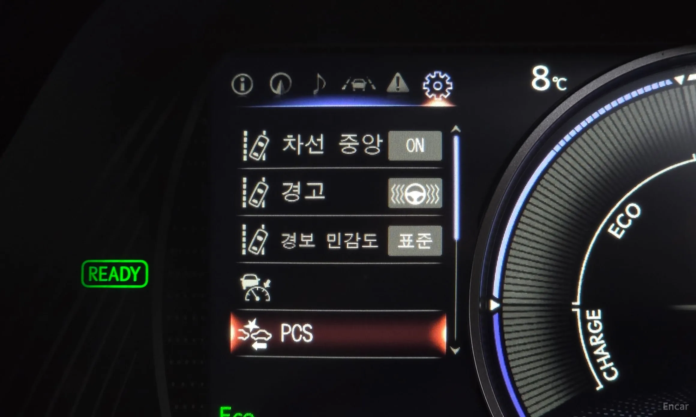 Lexus UX250h превью 15