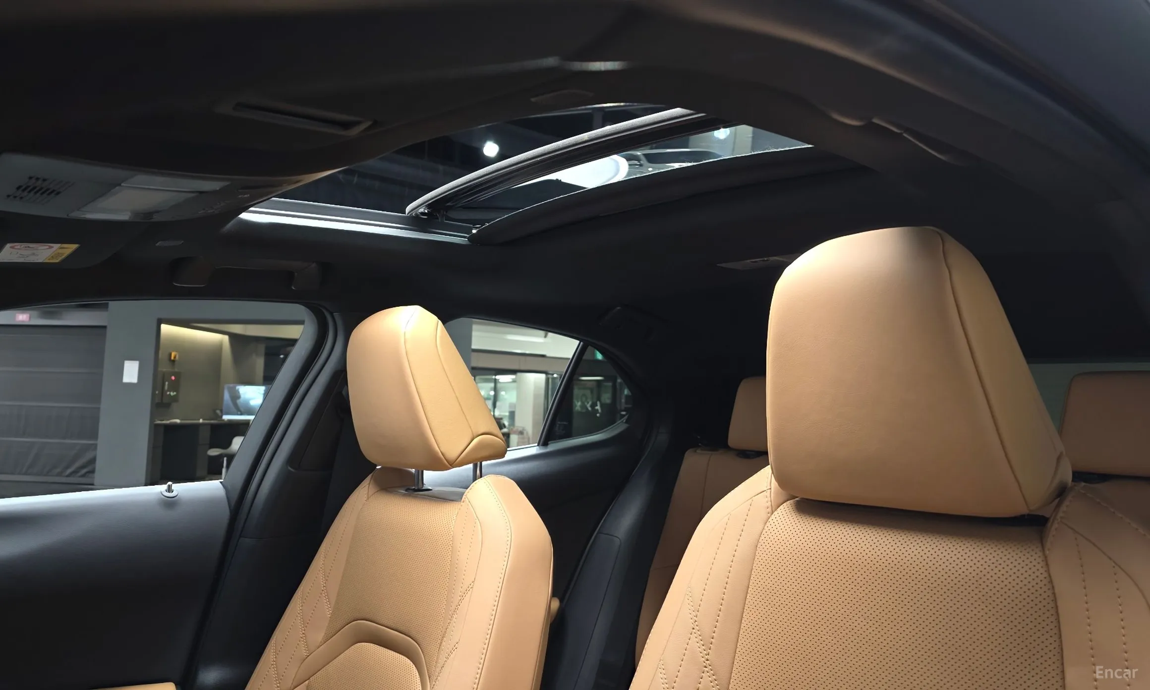 Lexus UX250h превью 19