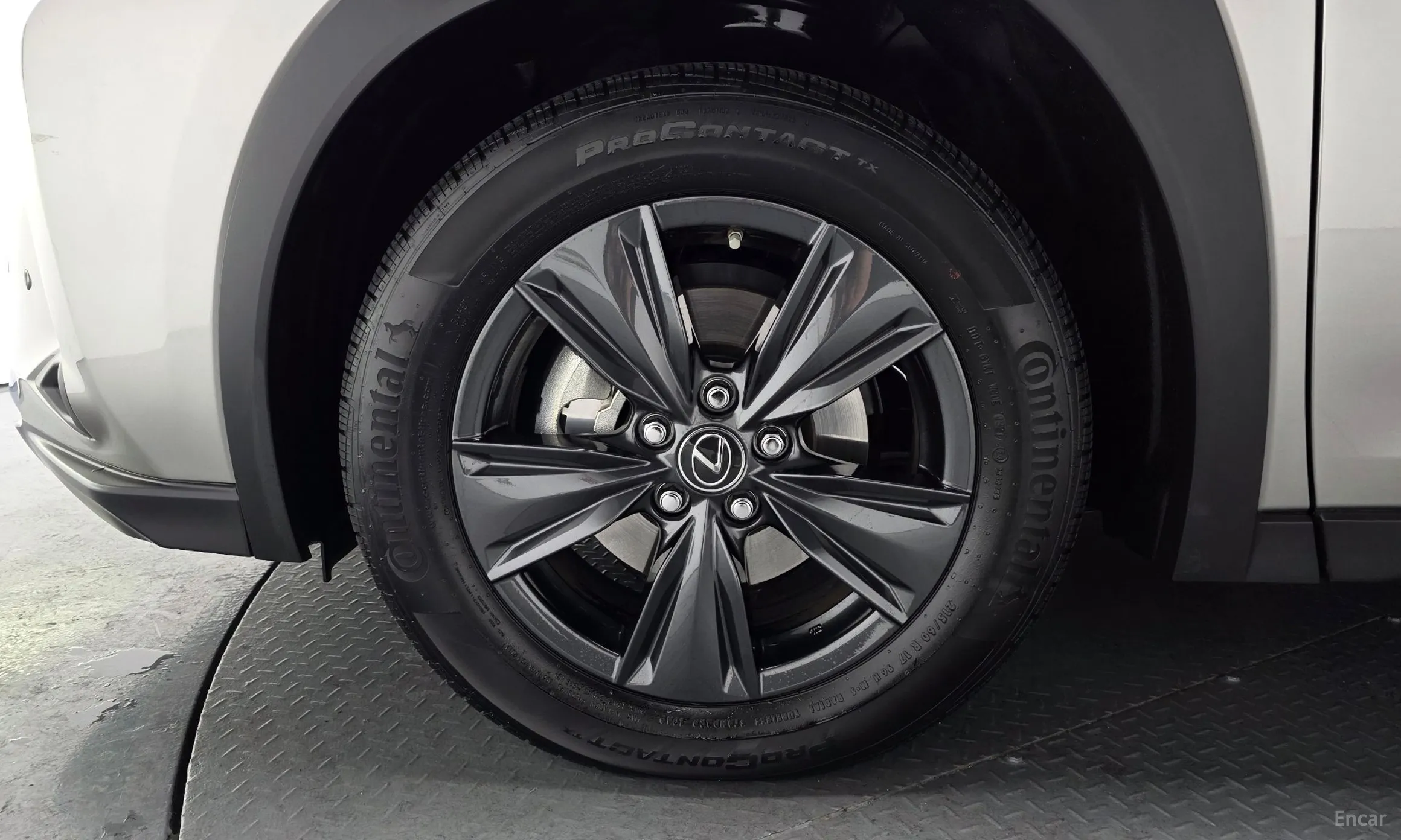 Lexus UX250h превью 5