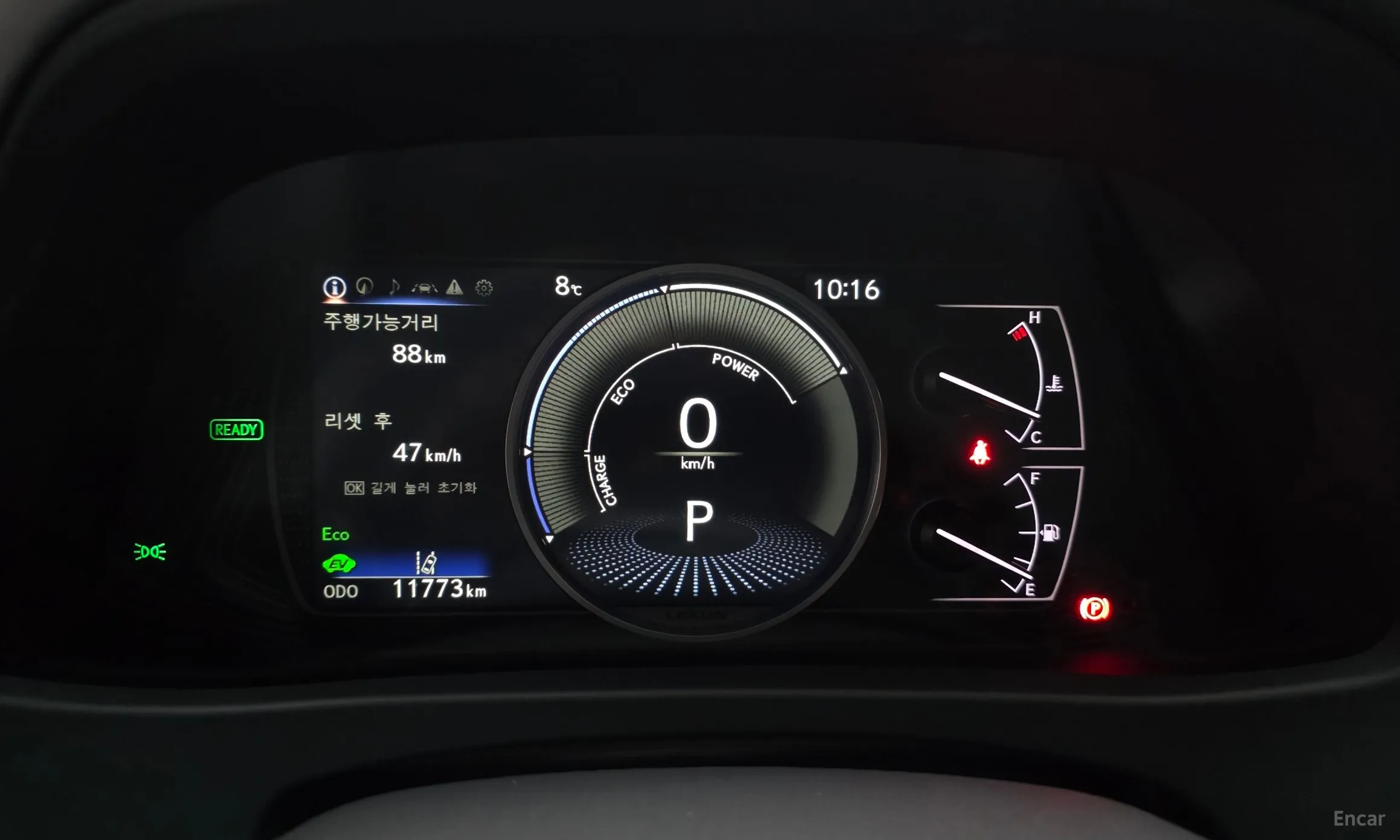 Lexus UX250h превью 8