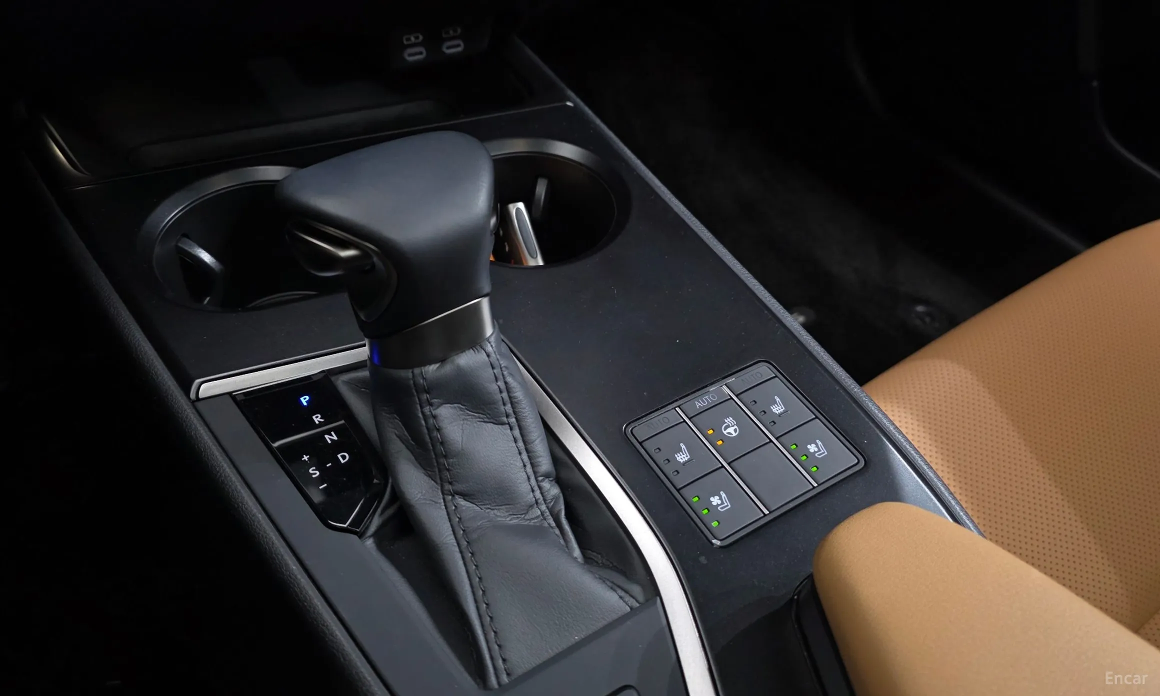 Lexus UX250h превью 9