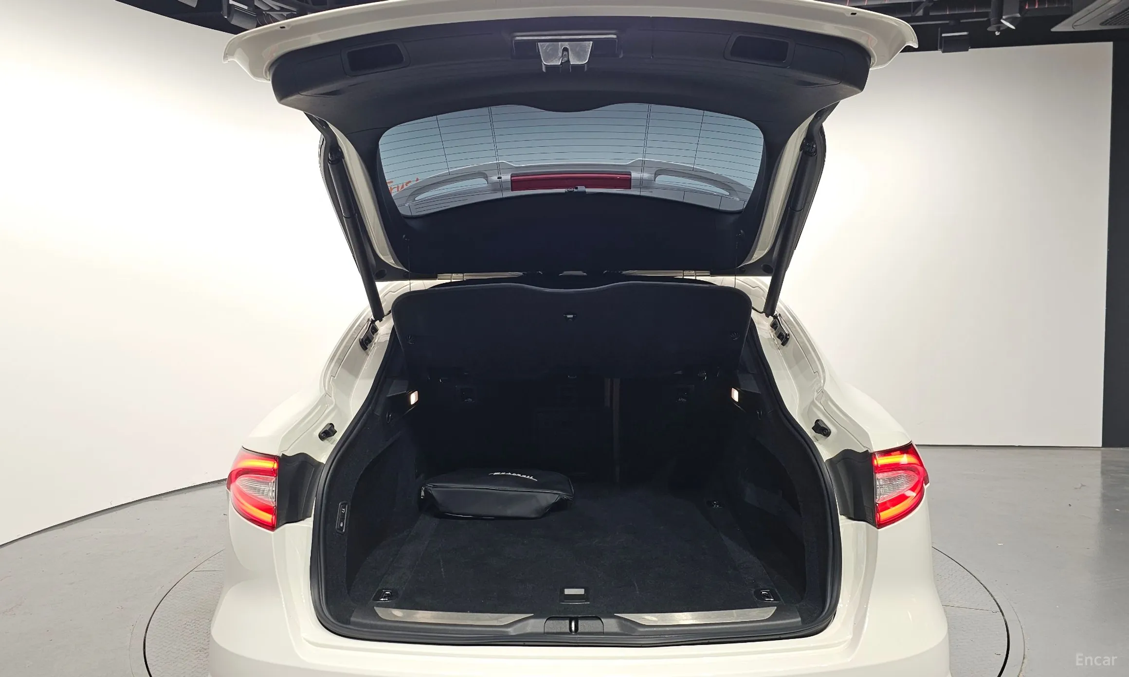 Maserati Levante превью 20