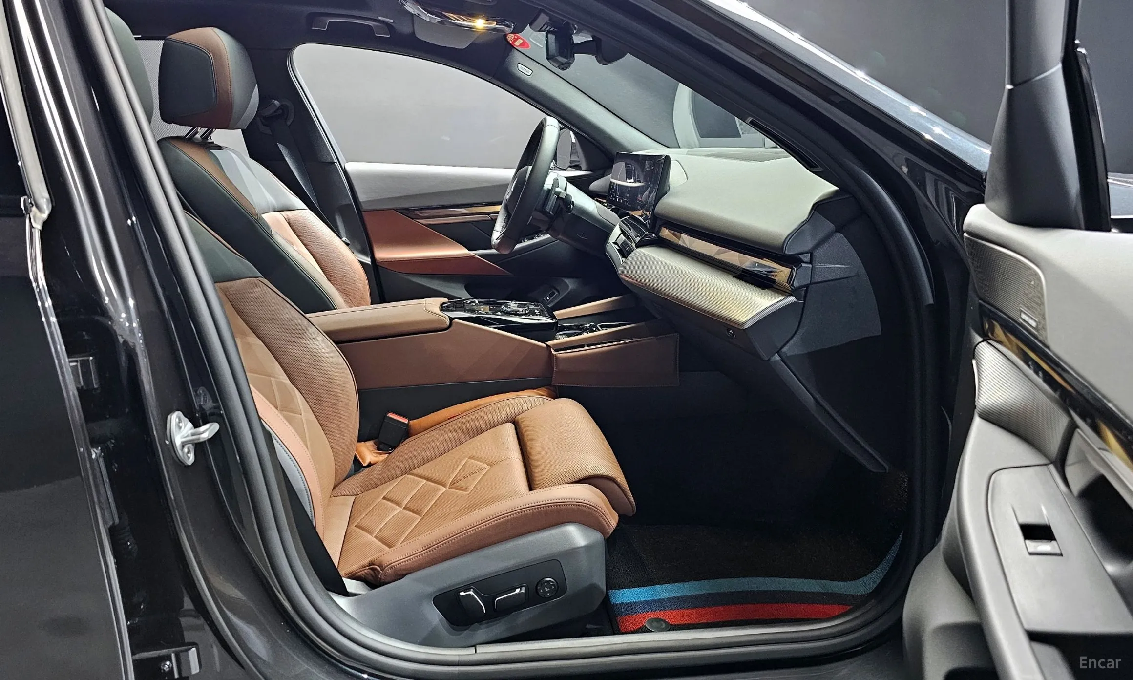 BMW 5 Series (G60) превью 10