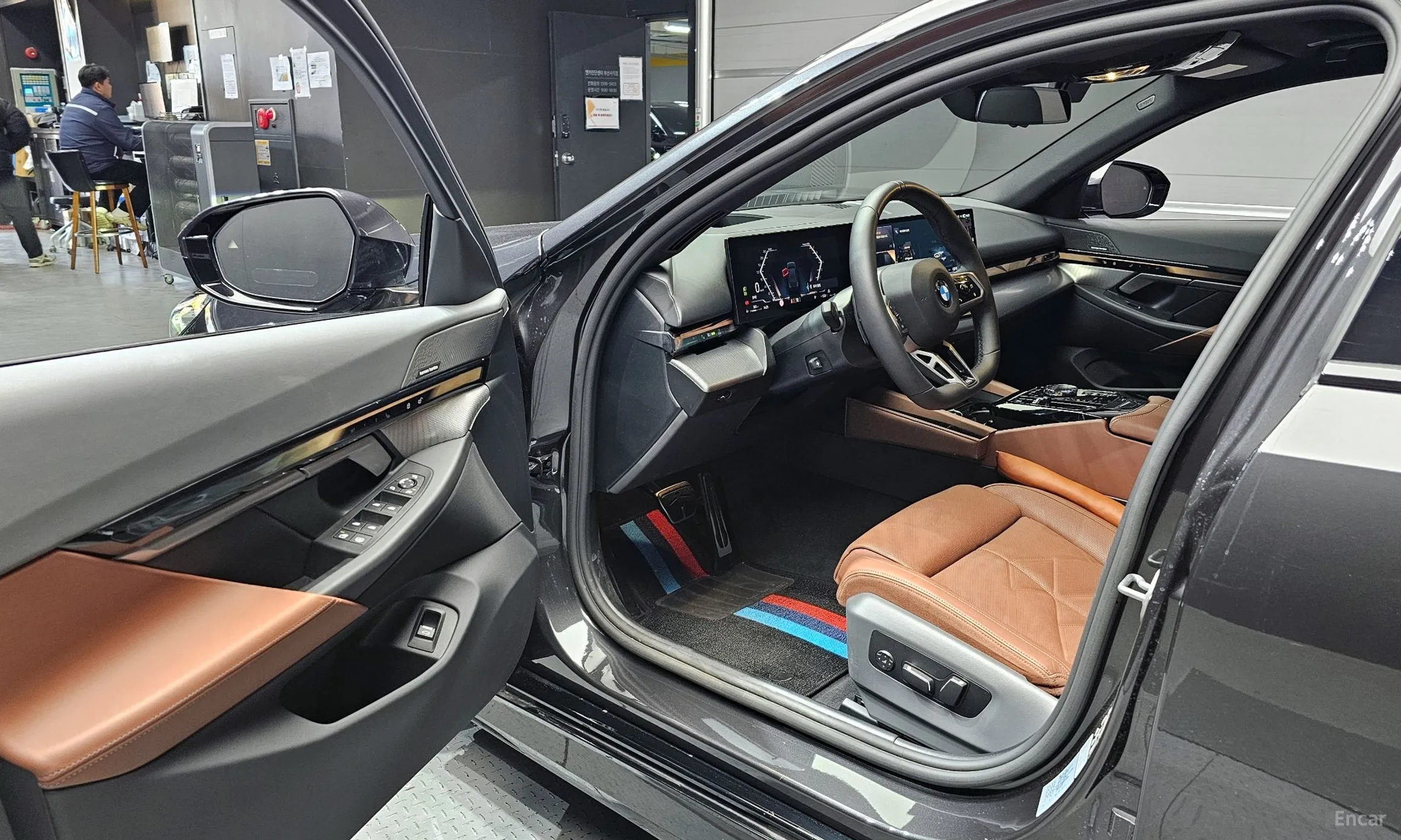 BMW 5 Series (G60) превью 11