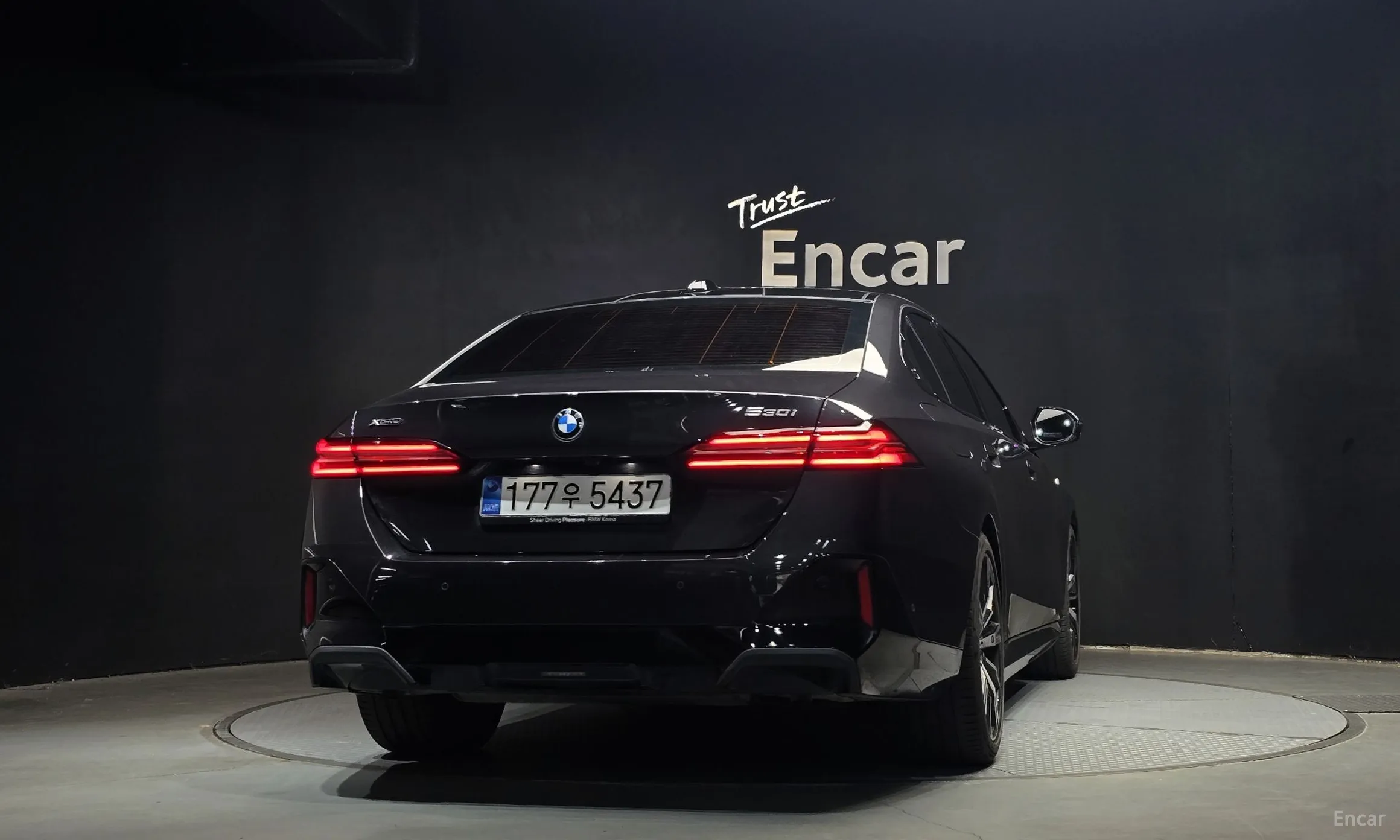 BMW 5 Series (G60) превью 4