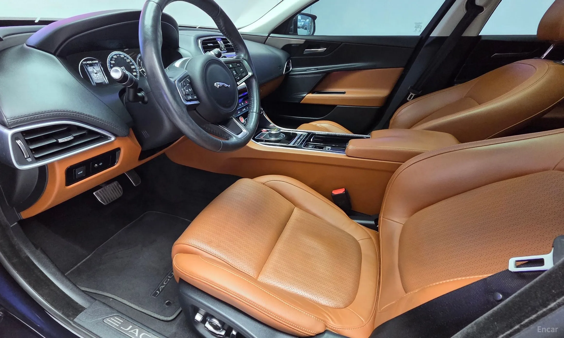 Jaguar XE превью 10