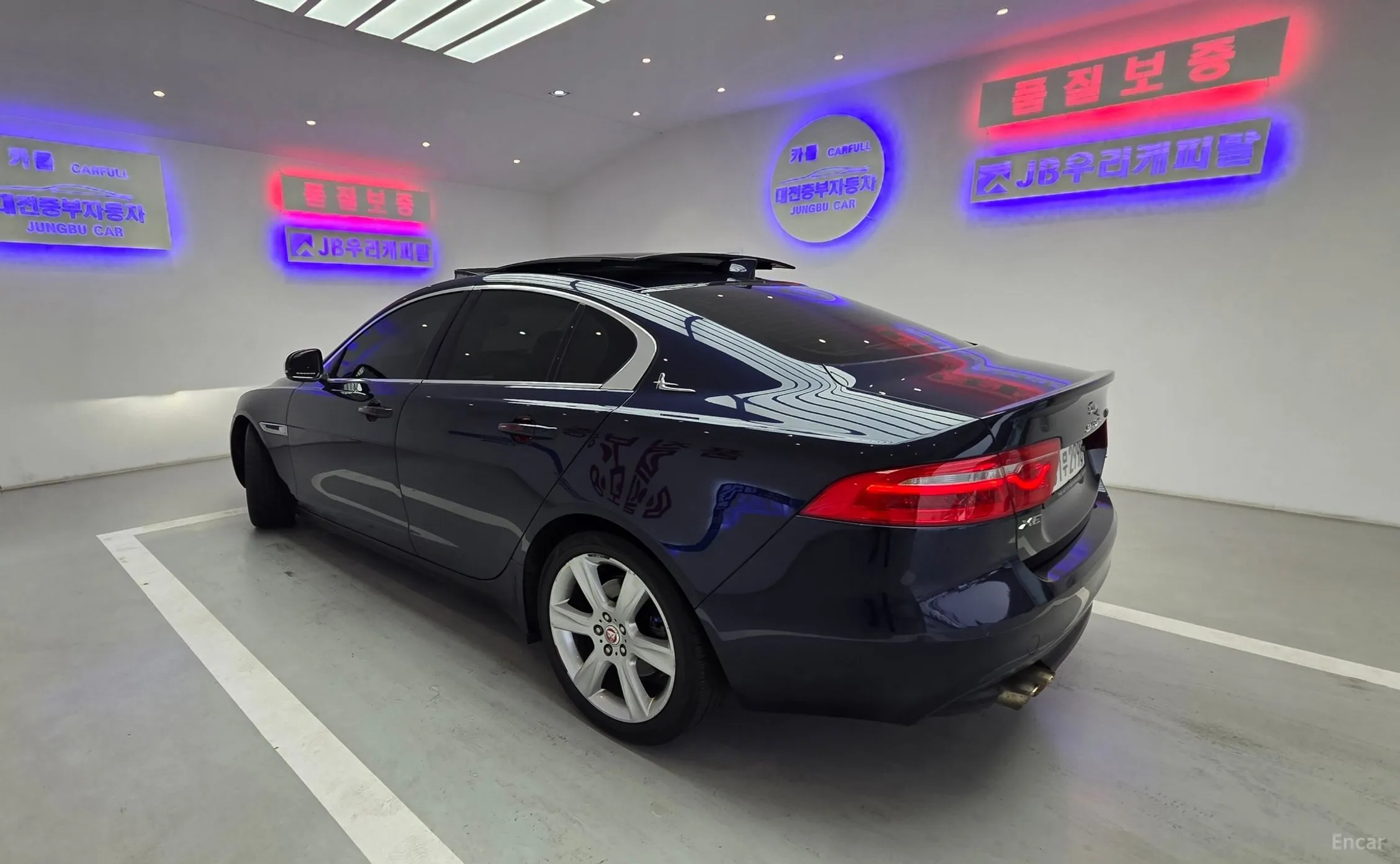 Jaguar XE превью 17
