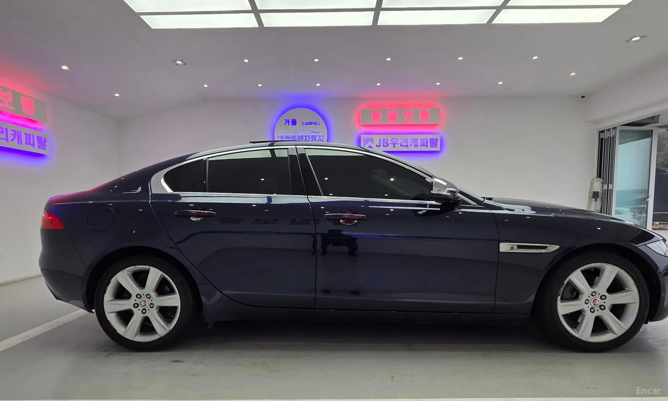 Jaguar XE превью 20