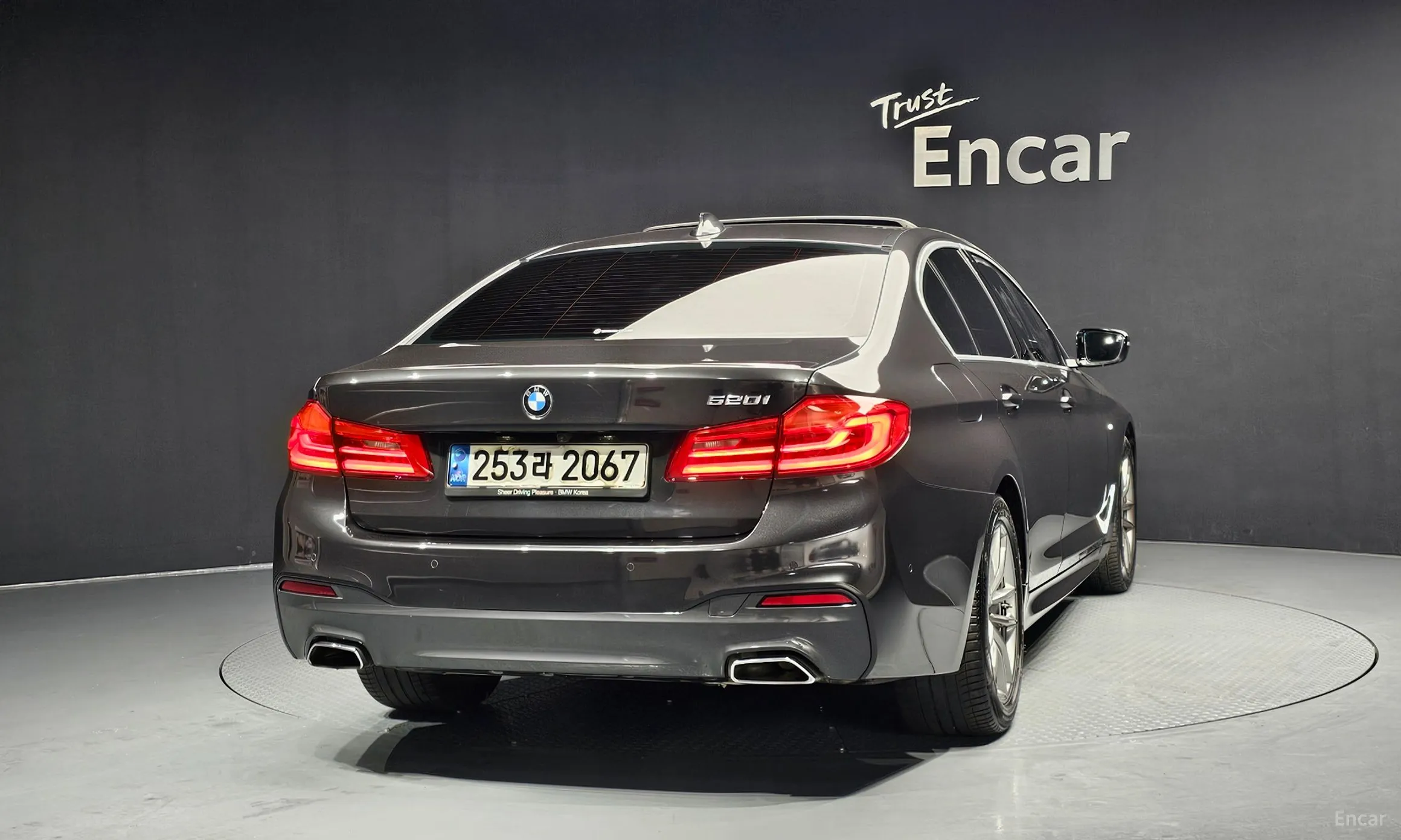 BMW 5 Series (G30) превью 4