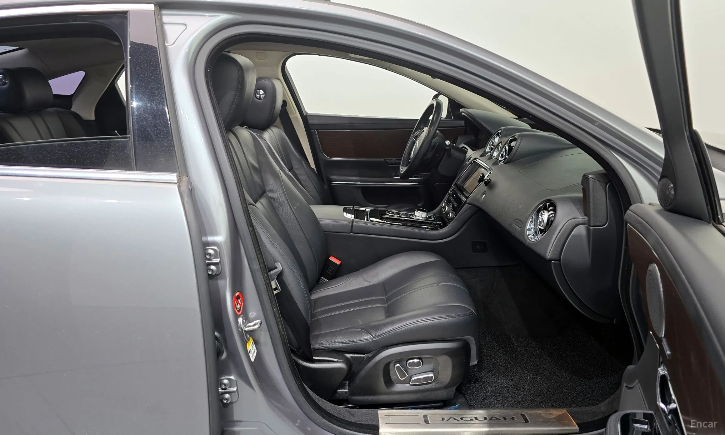 Jaguar All New XJ превью 11