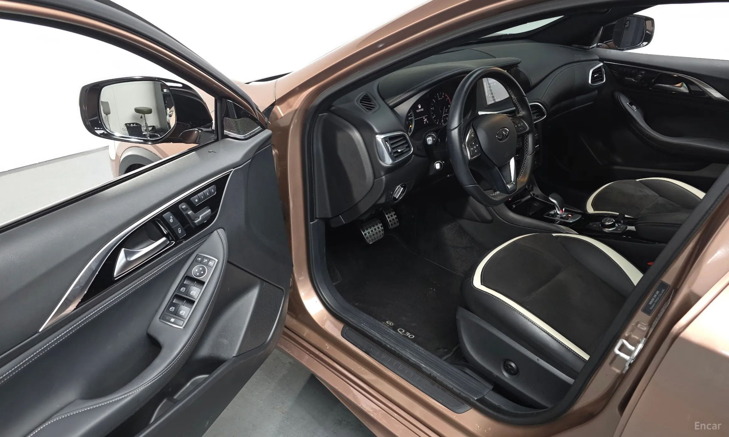 Infiniti Q30 превью 12