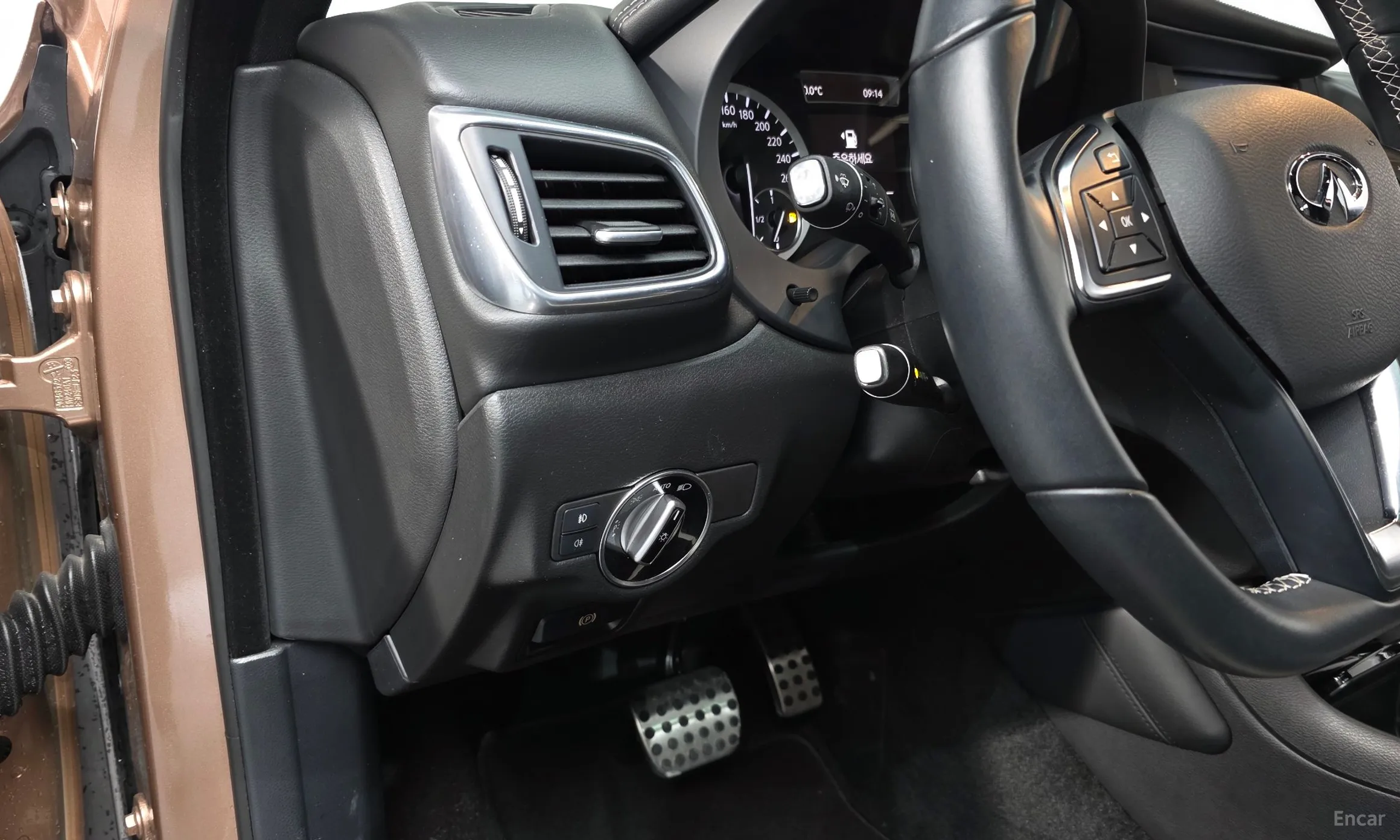 Infiniti Q30 превью 13