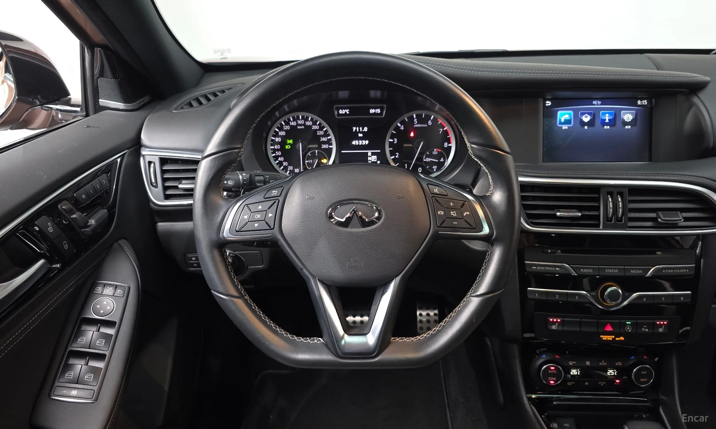 Infiniti Q30 превью 14
