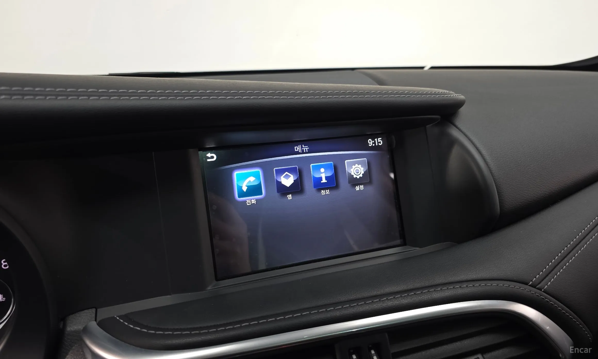 Infiniti Q30 превью 15