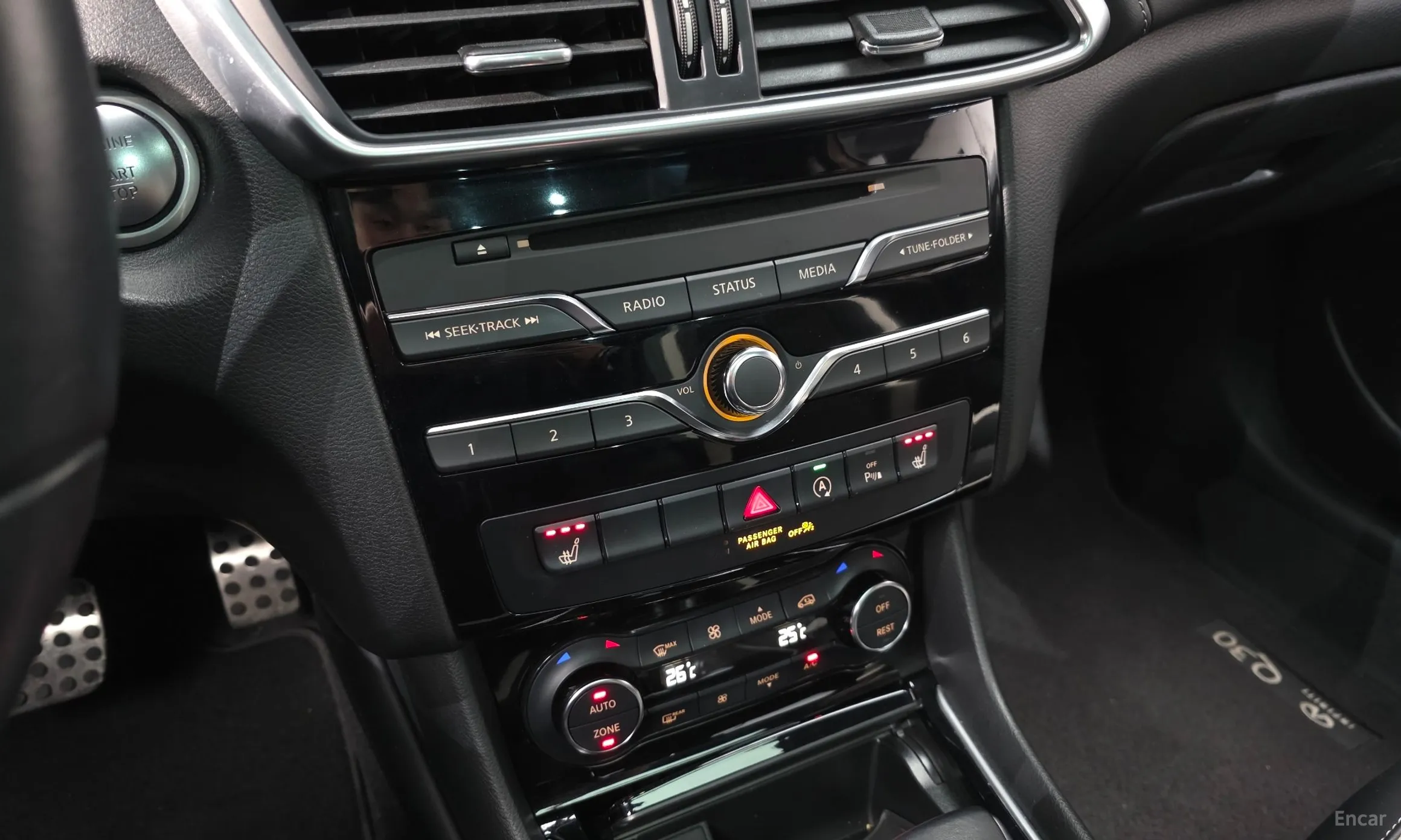 Infiniti Q30 превью 17