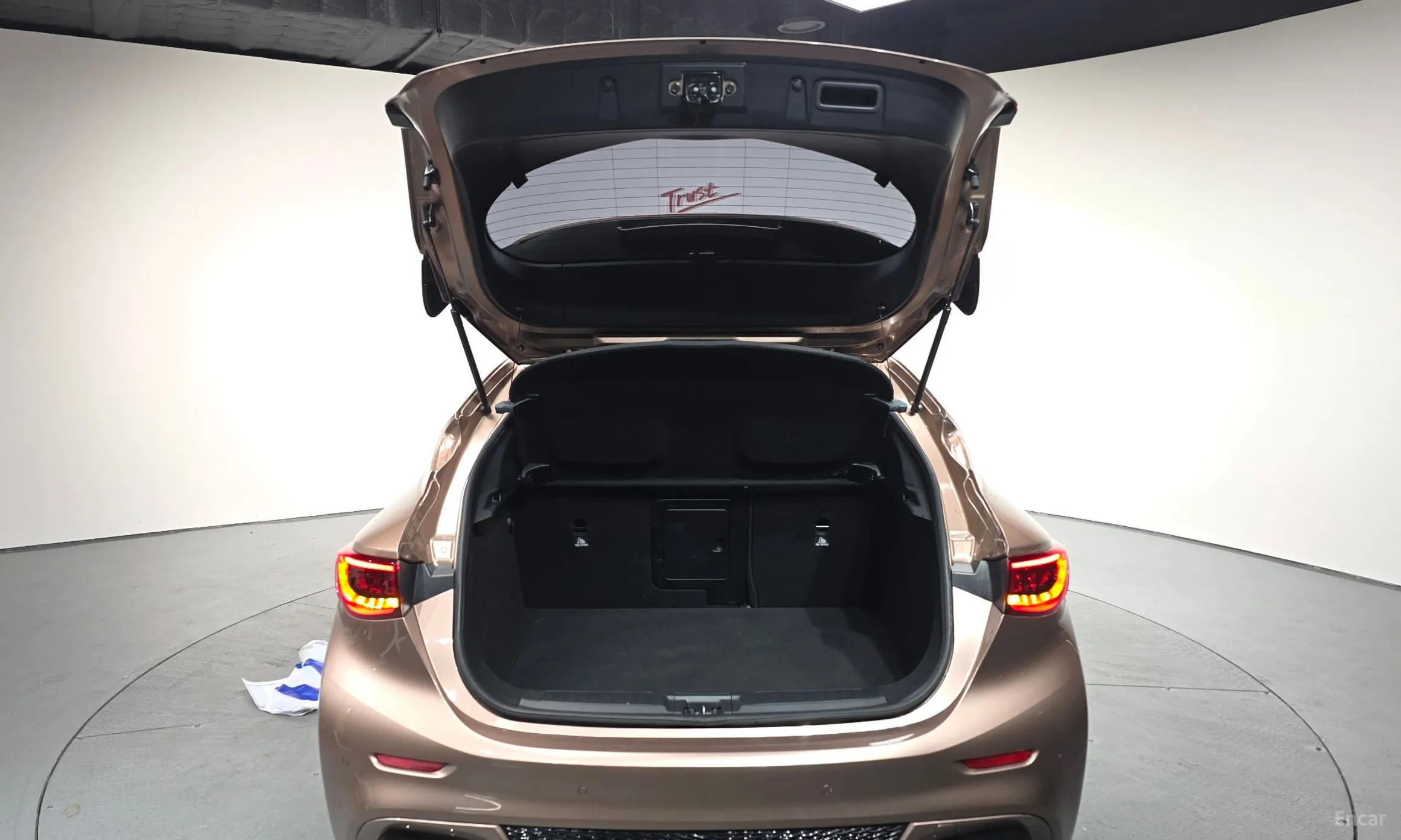 Infiniti Q30 превью 20