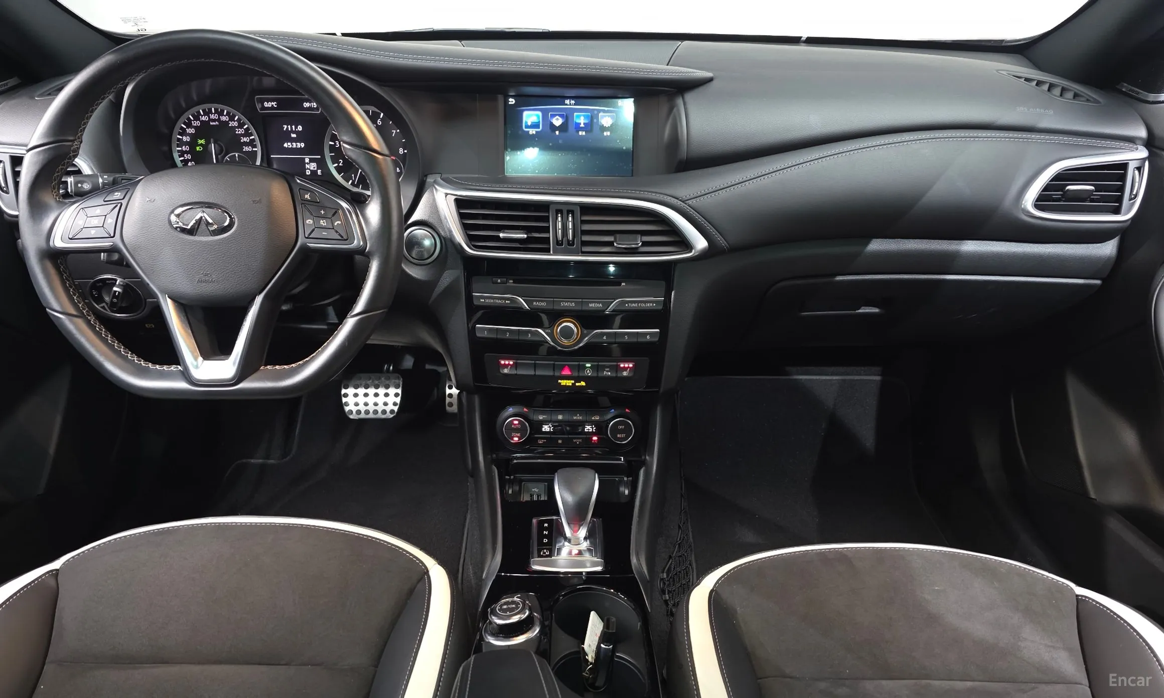 Infiniti Q30 превью 7