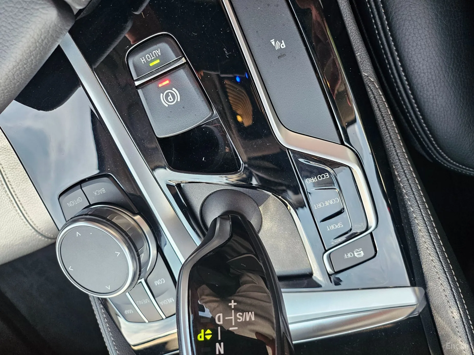 BMW 5 Series (G30) превью 17