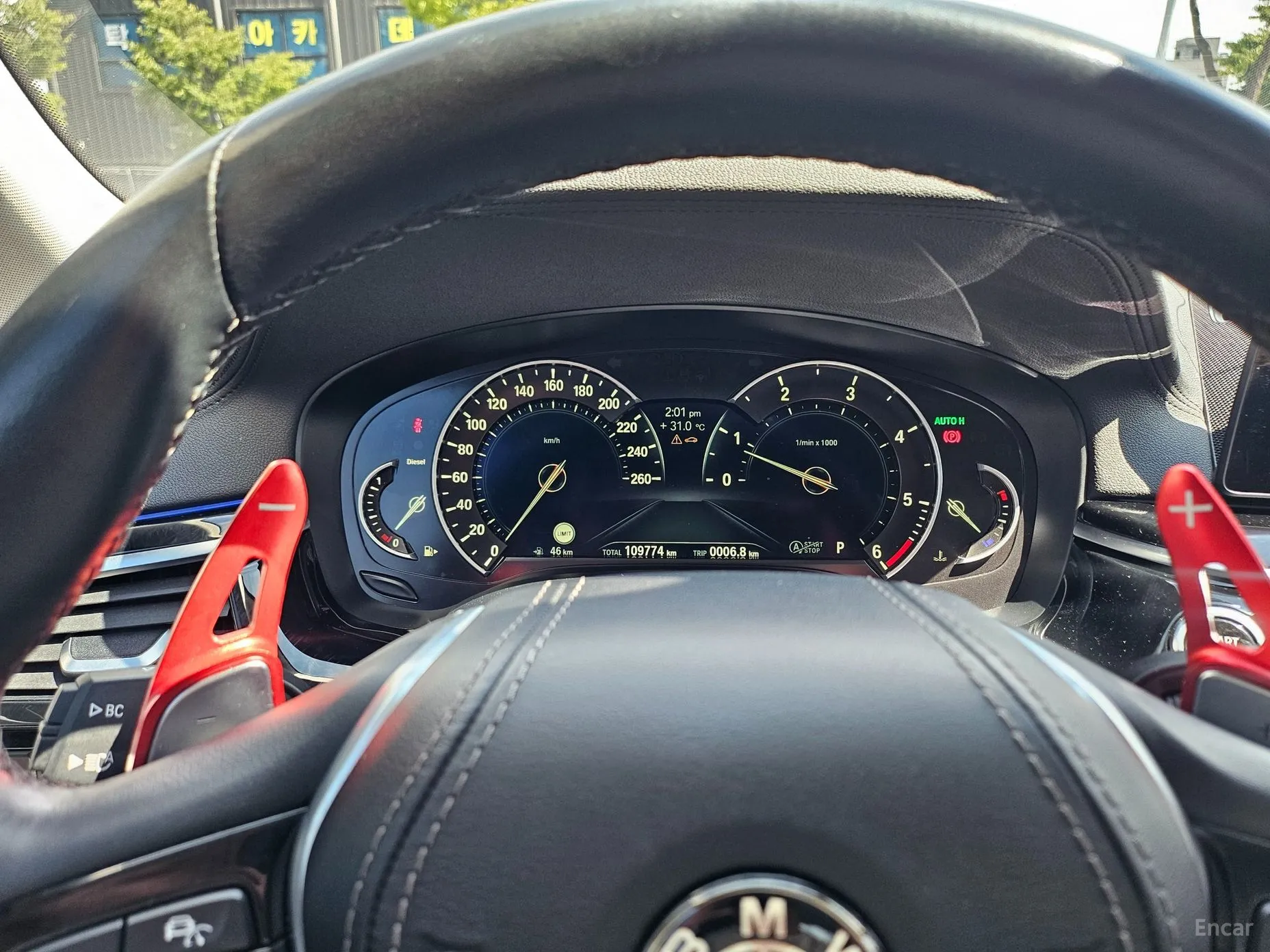 BMW 5 Series (G30) превью 19