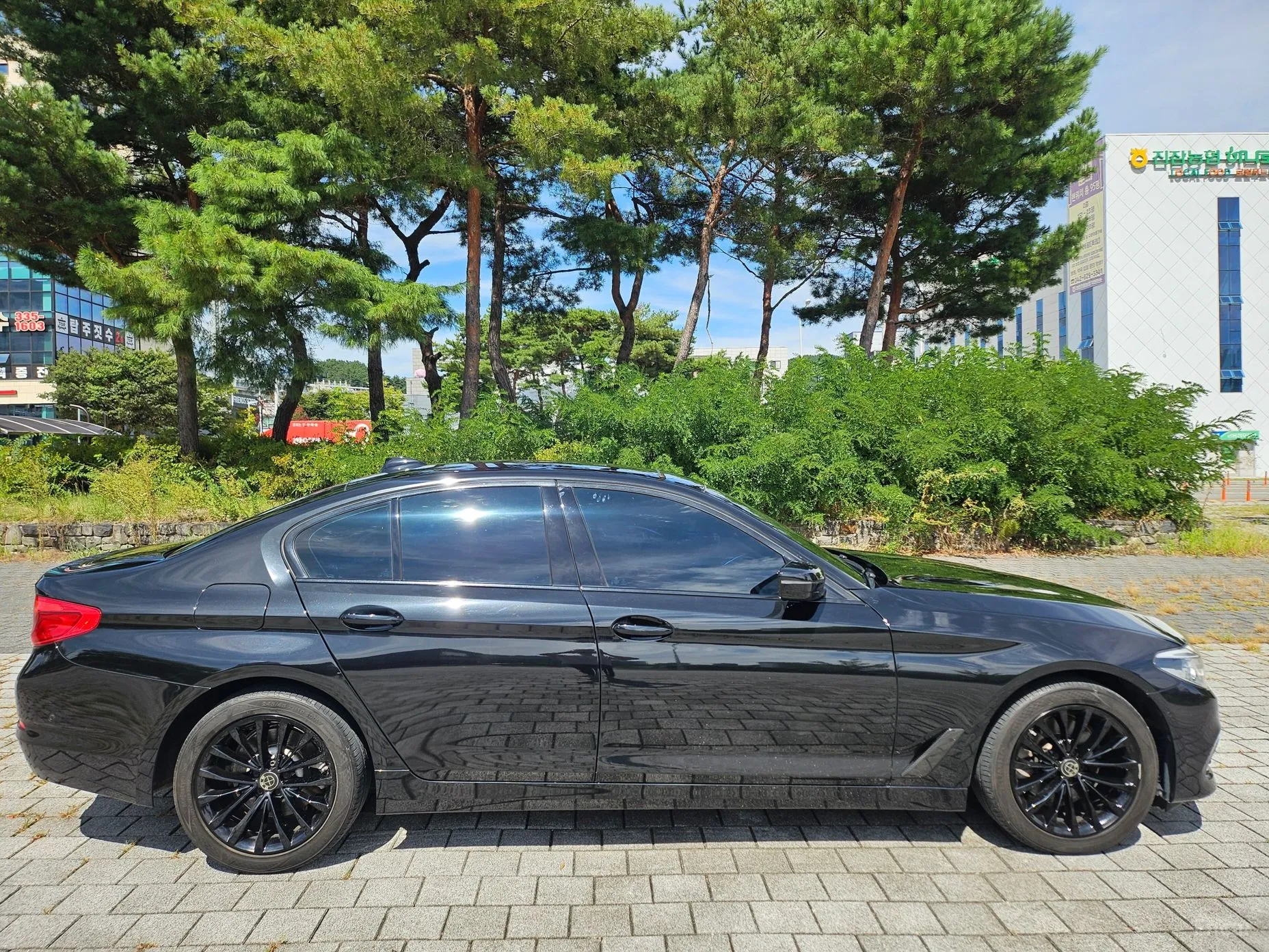 BMW 5 Series (G30) превью 4