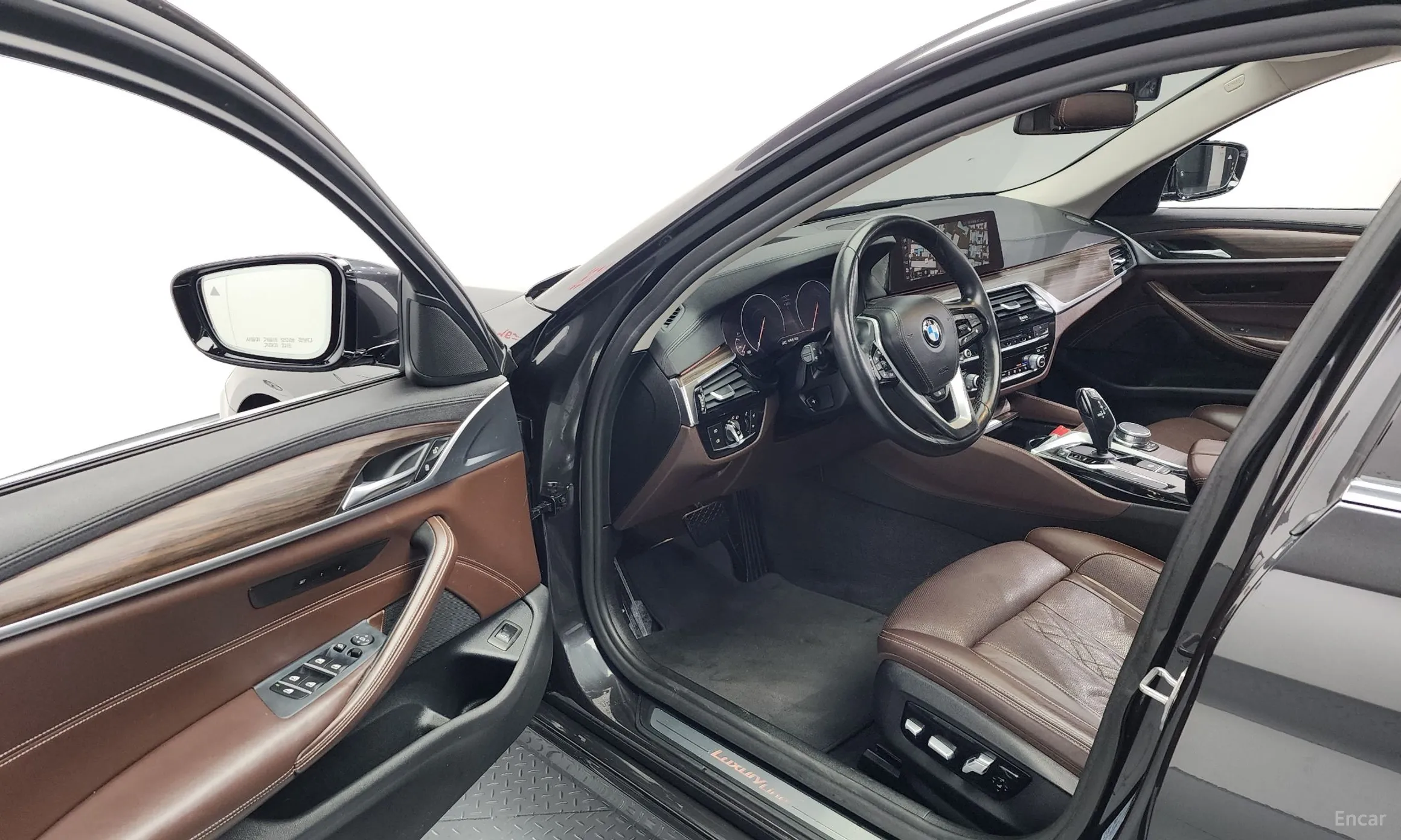 BMW 5 Series (G30) превью 10