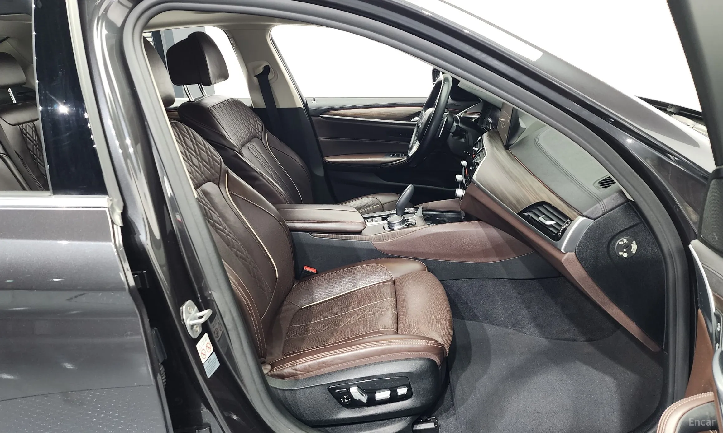 BMW 5 Series (G30) превью 11