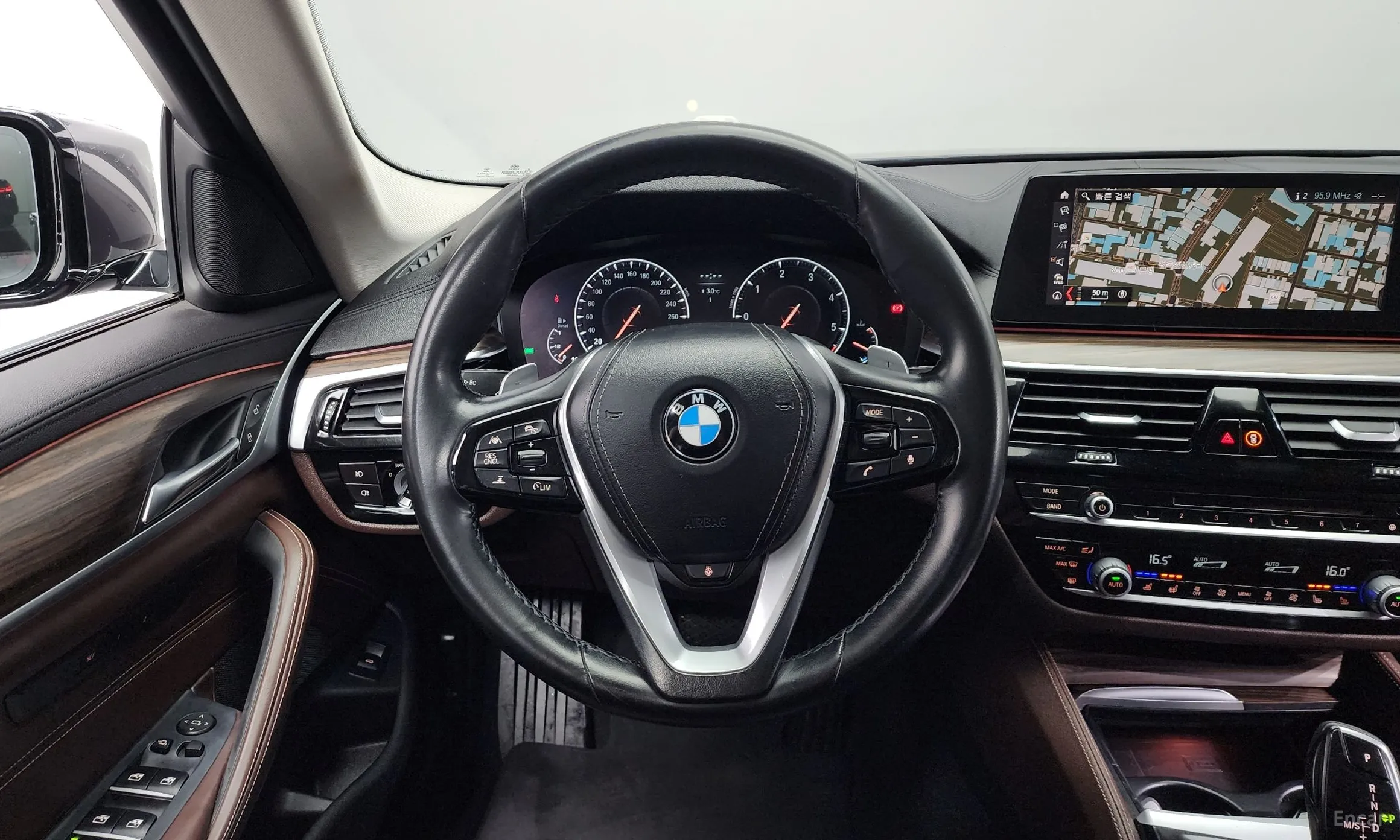 BMW 5 Series (G30) превью 13