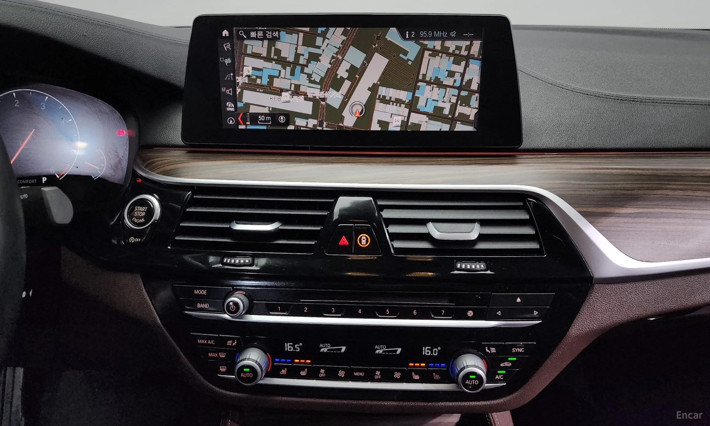 BMW 5 Series (G30) превью 14