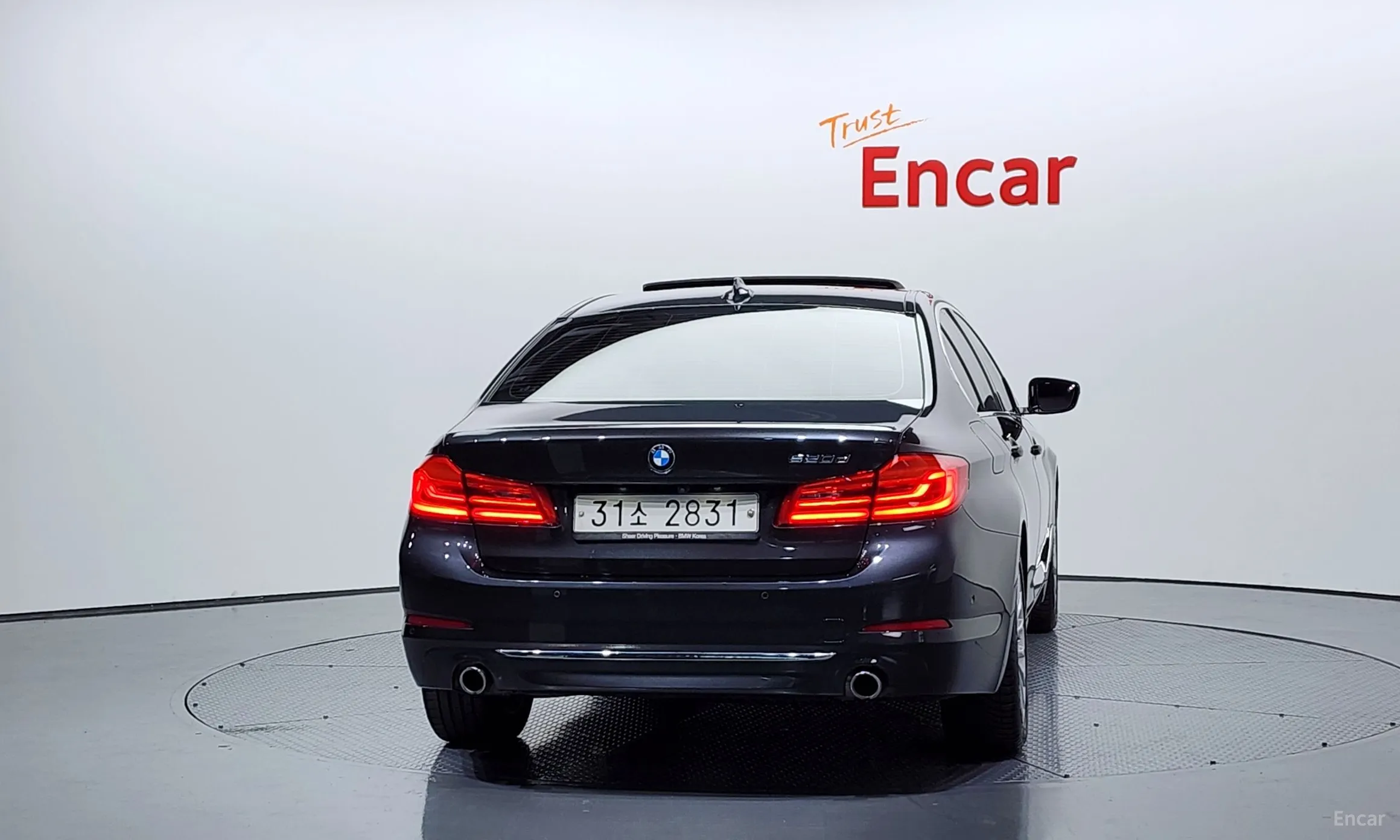 BMW 5 Series (G30) превью 4