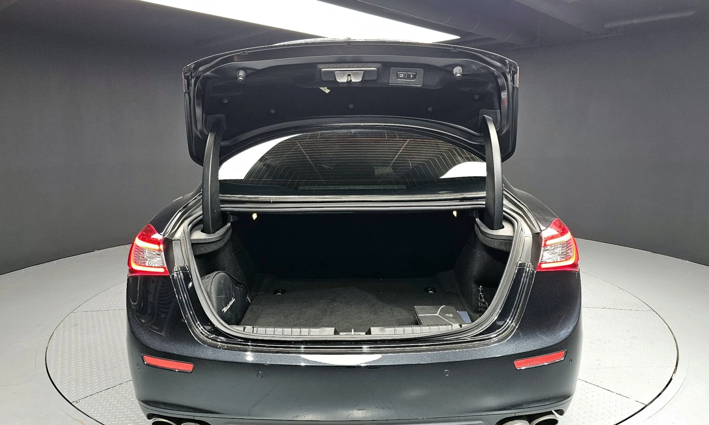 Maserati Ghibli превью 20