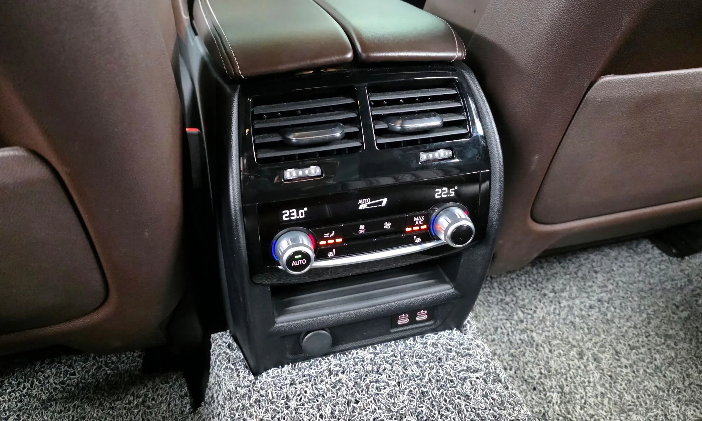 BMW 5 Series (G30) превью 19
