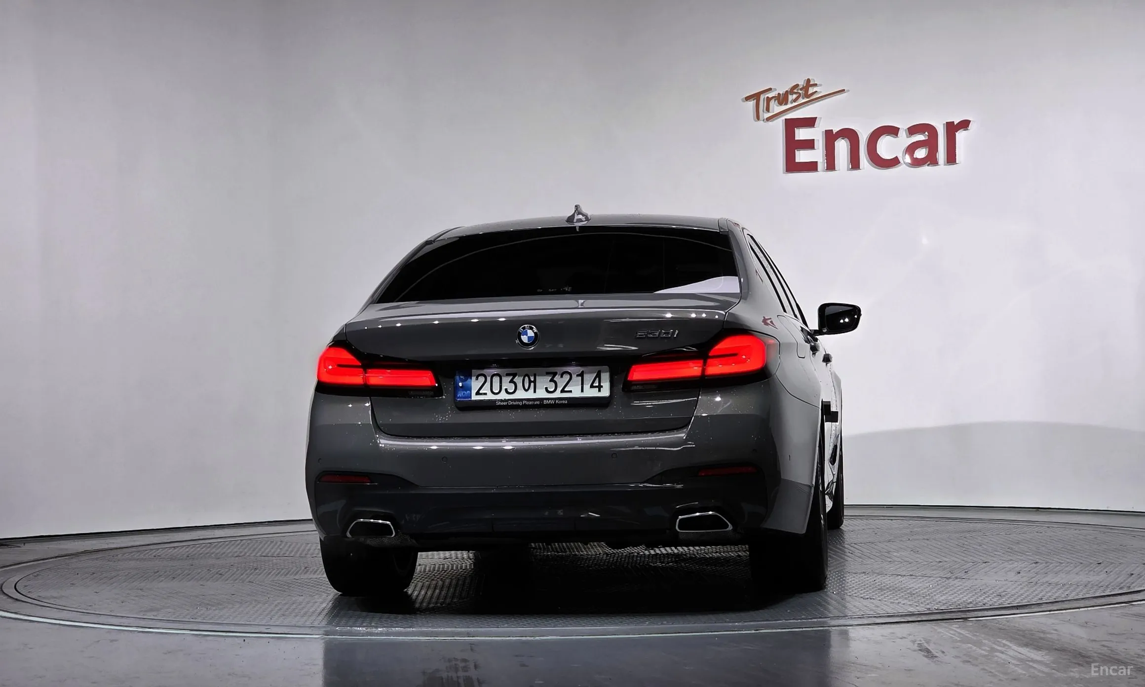 BMW 5 Series (G30) превью 4