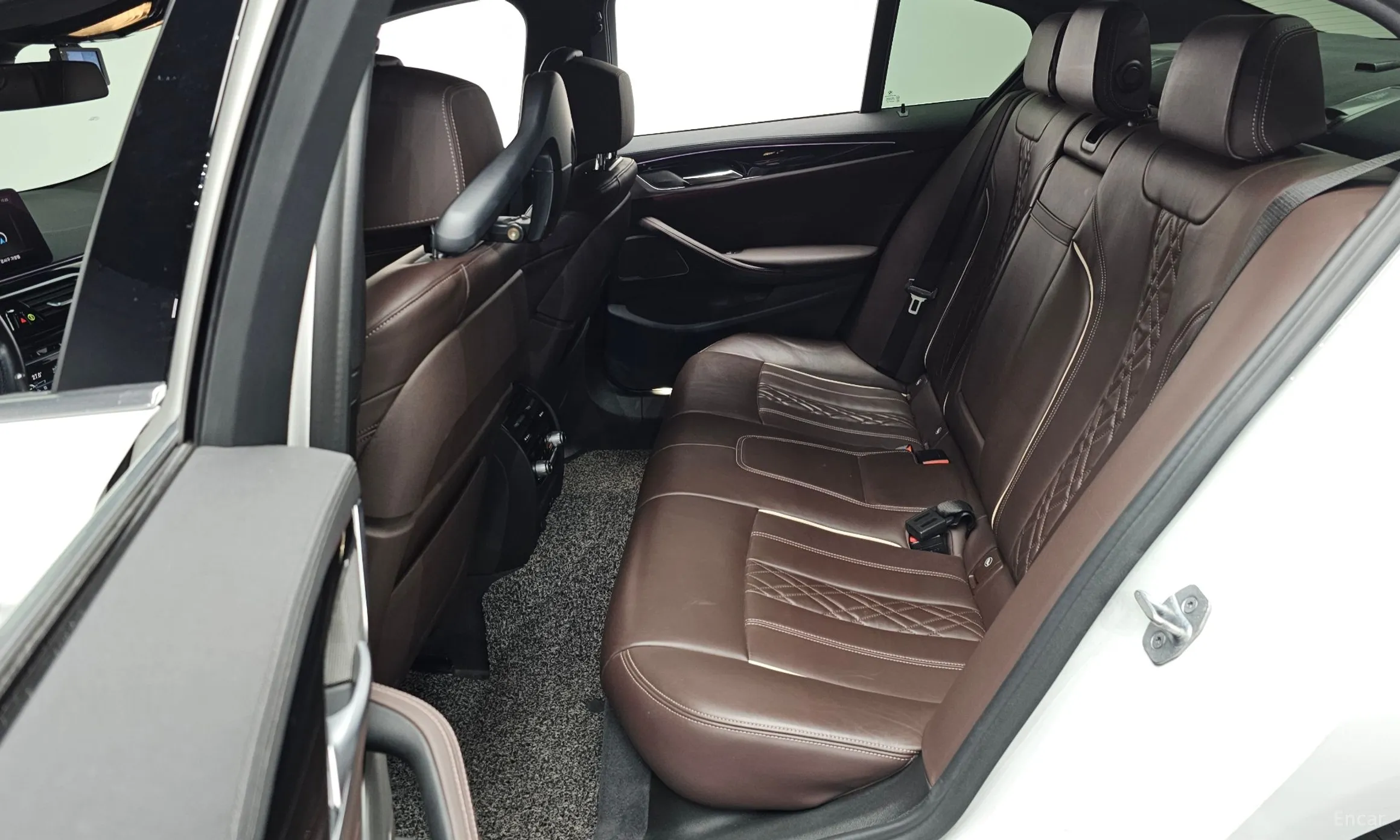BMW 5 Series (G30) превью 12