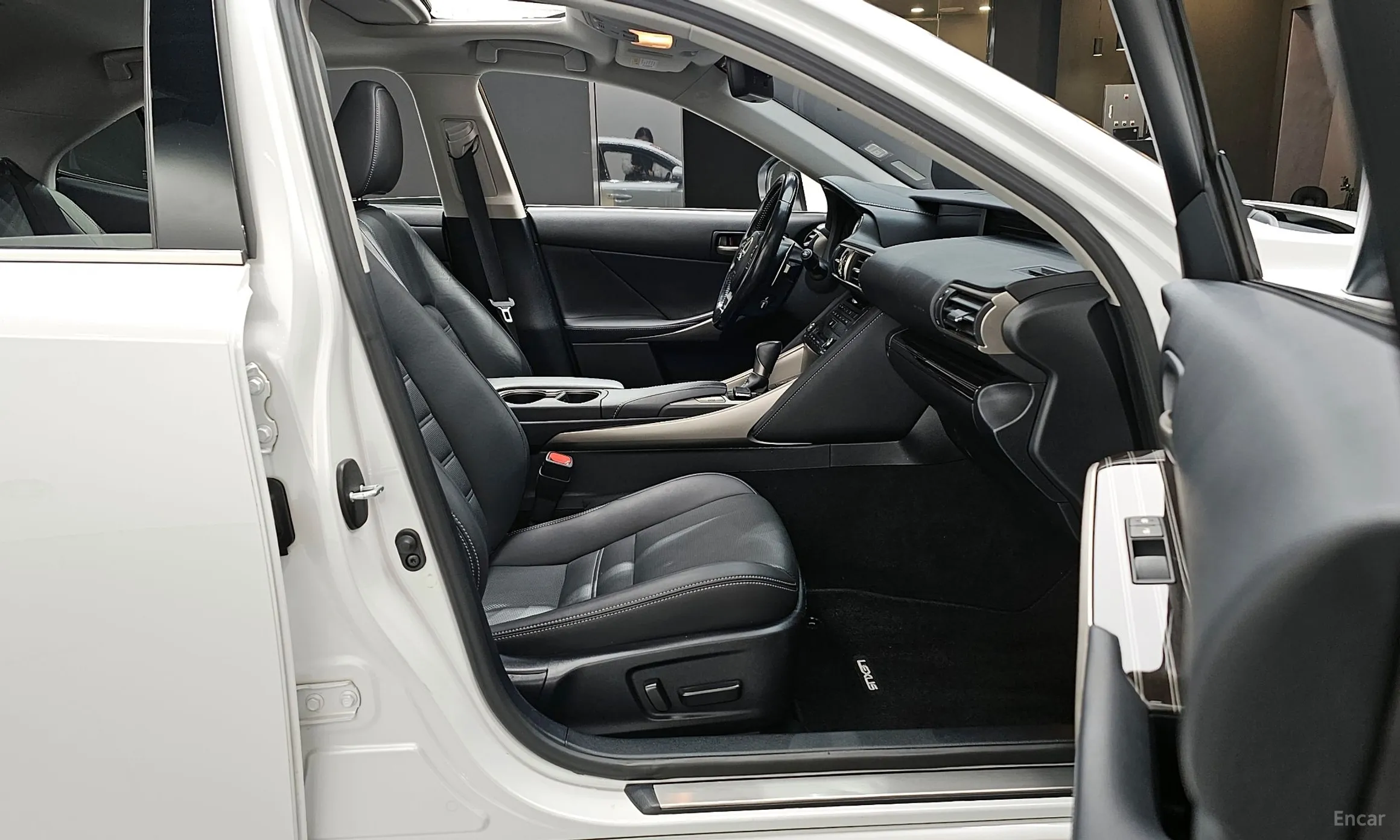 Lexus New IS300 превью 10